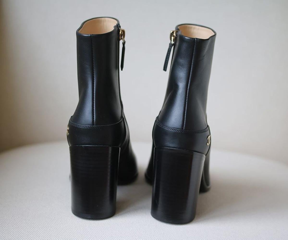 Chanel Blockabsatz-Stiefeletten aus Leder im Zustand „Neu“ in London, GB