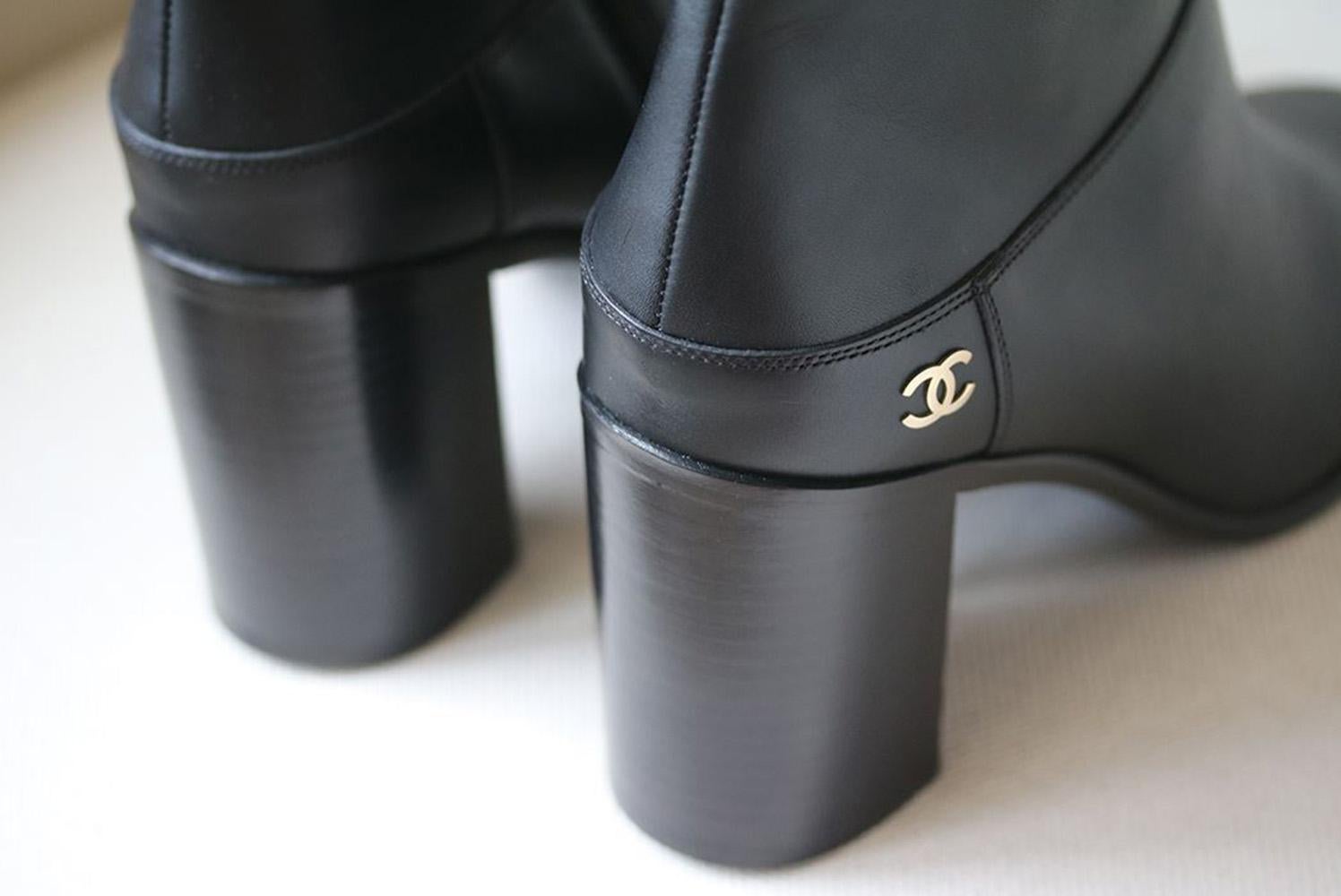 Chanel Blockabsatz-Stiefeletten aus Leder Damen
