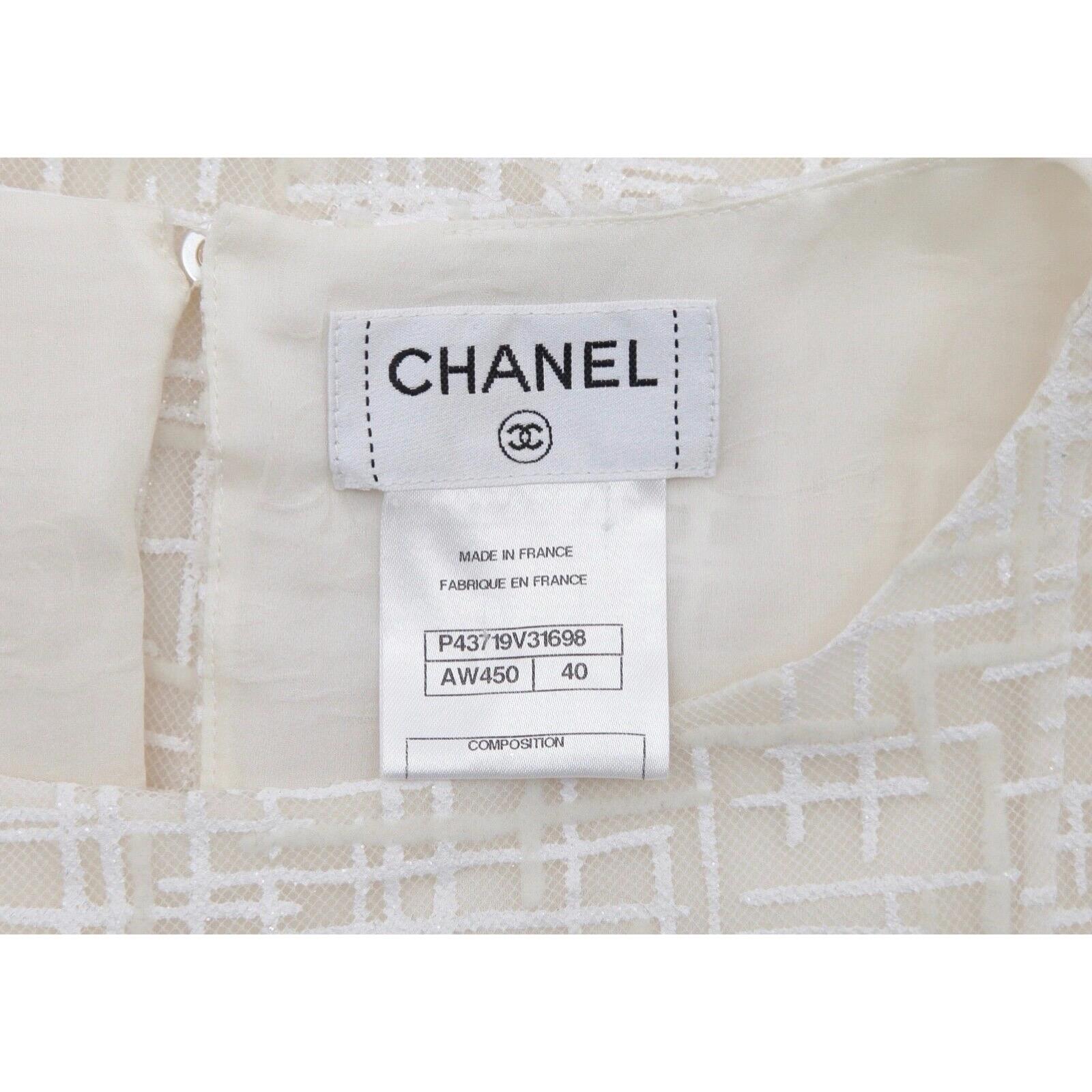 CHANEL Bluse Top Shirt Elfenbein ärmellos CC Kunstperlen Knopfleiste Gr. 40 2012 im Angebot 3