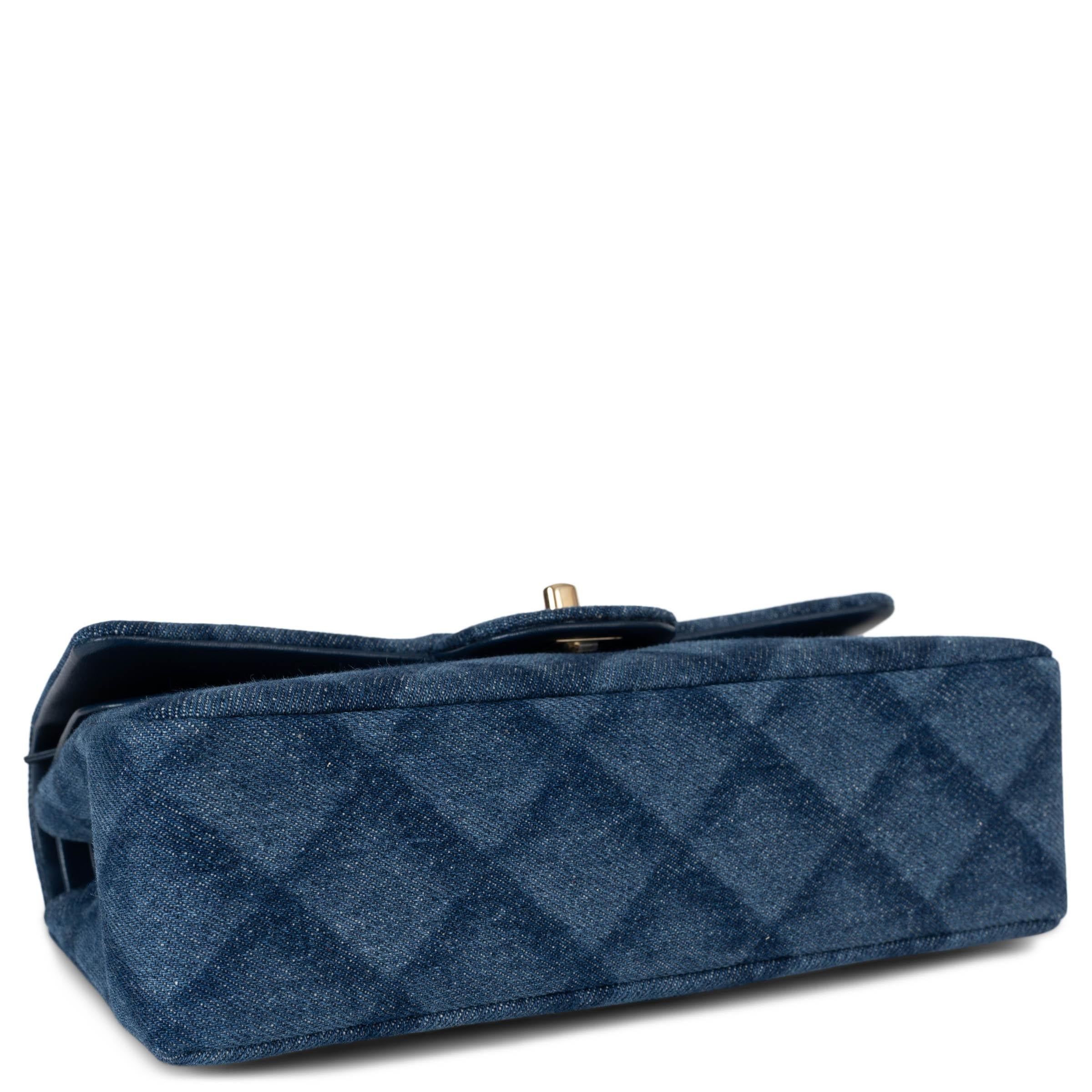 CHANEL 22B QUILT PRINTED DENIM CLASSIQUE M/L DOUBLE FLAP Bag Pour femmes en vente