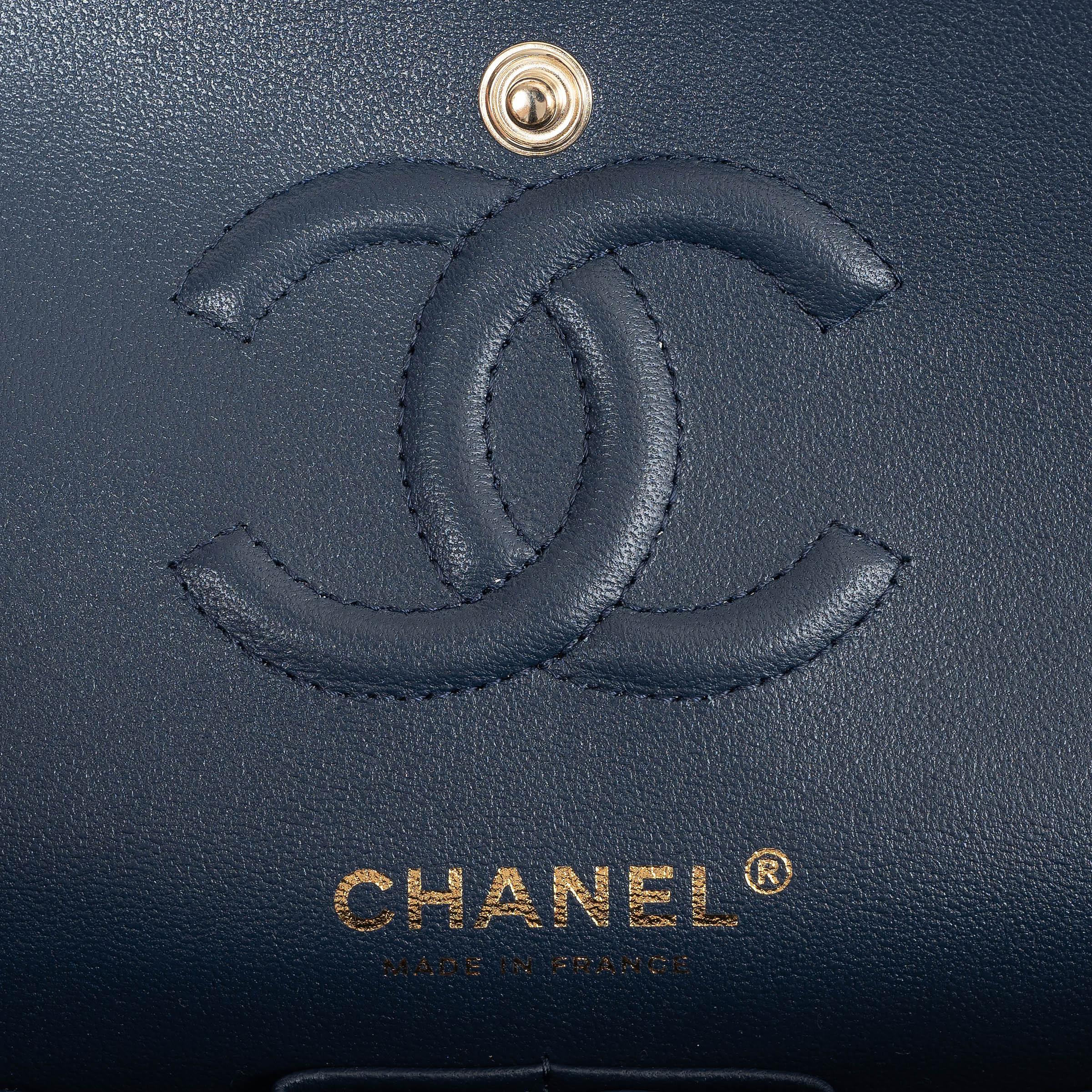 CHANEL 22B QUILT PRINTED DENIM CLASSIQUE M/L DOUBLE FLAP Bag en vente 3