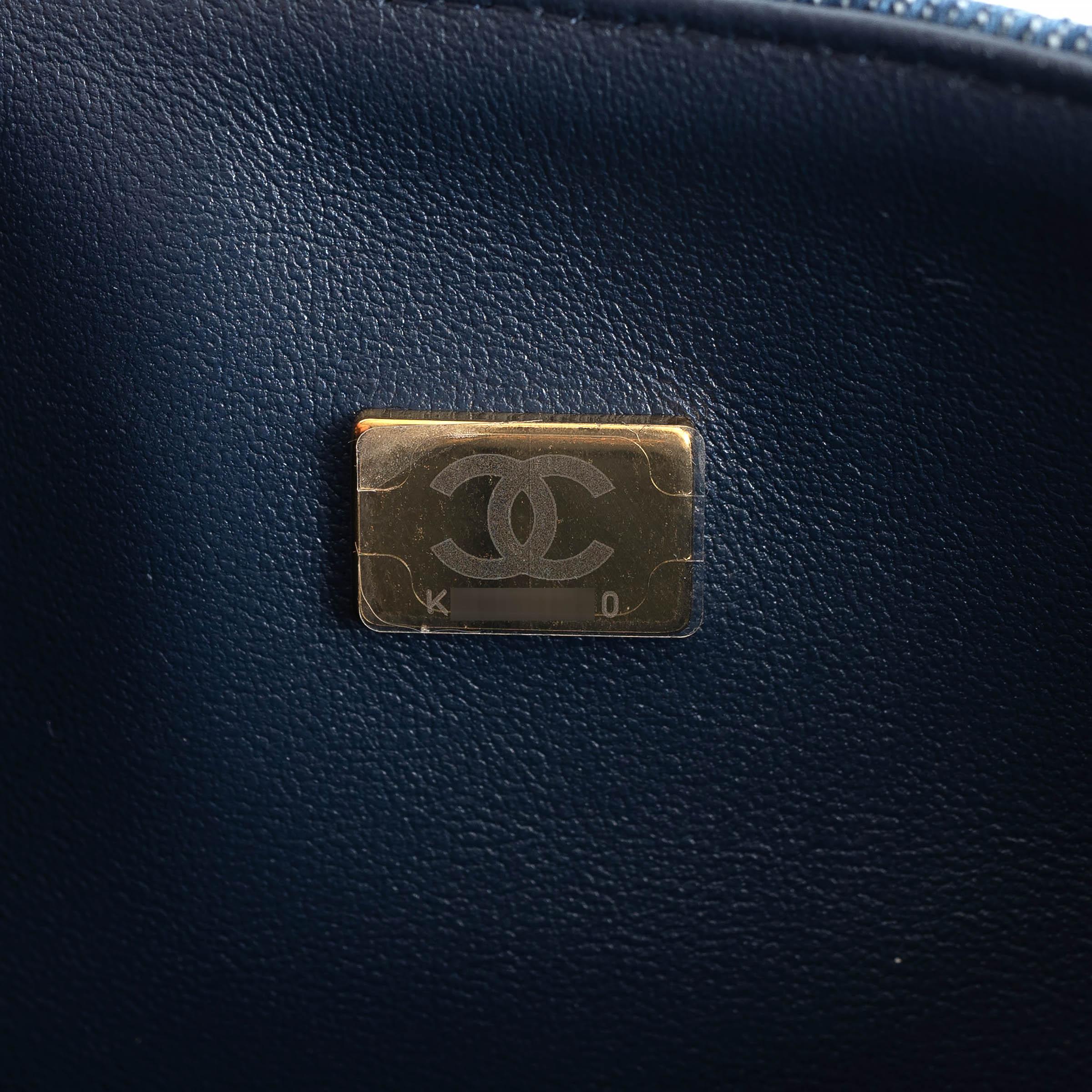 CHANEL 22B QUILT PRINTED DENIM CLASSIQUE M/L DOUBLE FLAP Bag en vente 4