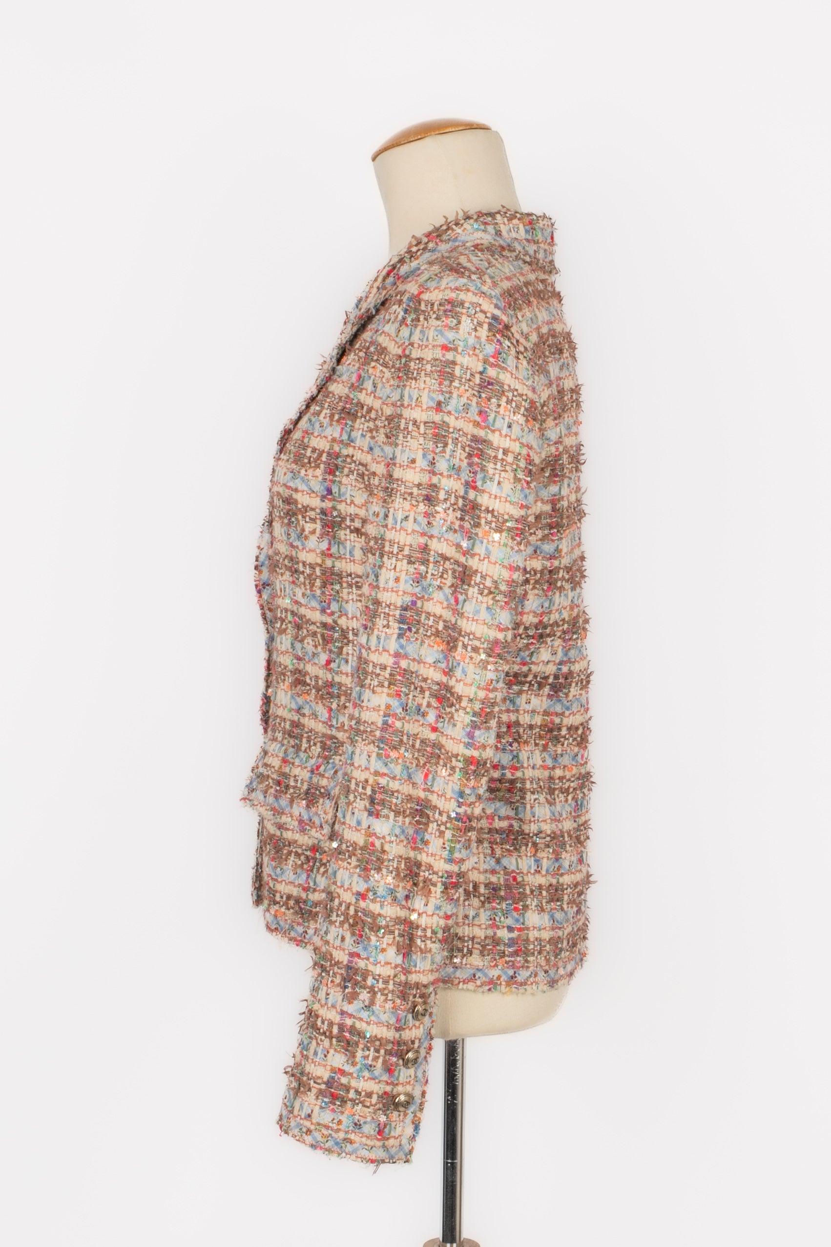 Chanel - (Made in France) Blue and cherry-red tone fancy tweed jacket. Silk lining. Size 40FR. 2005 Spring-Summer Collection under the artistic direction of Karl Lagerfeld.

Additional information:
Condition: Very good condition
Dimensions: Shoulder