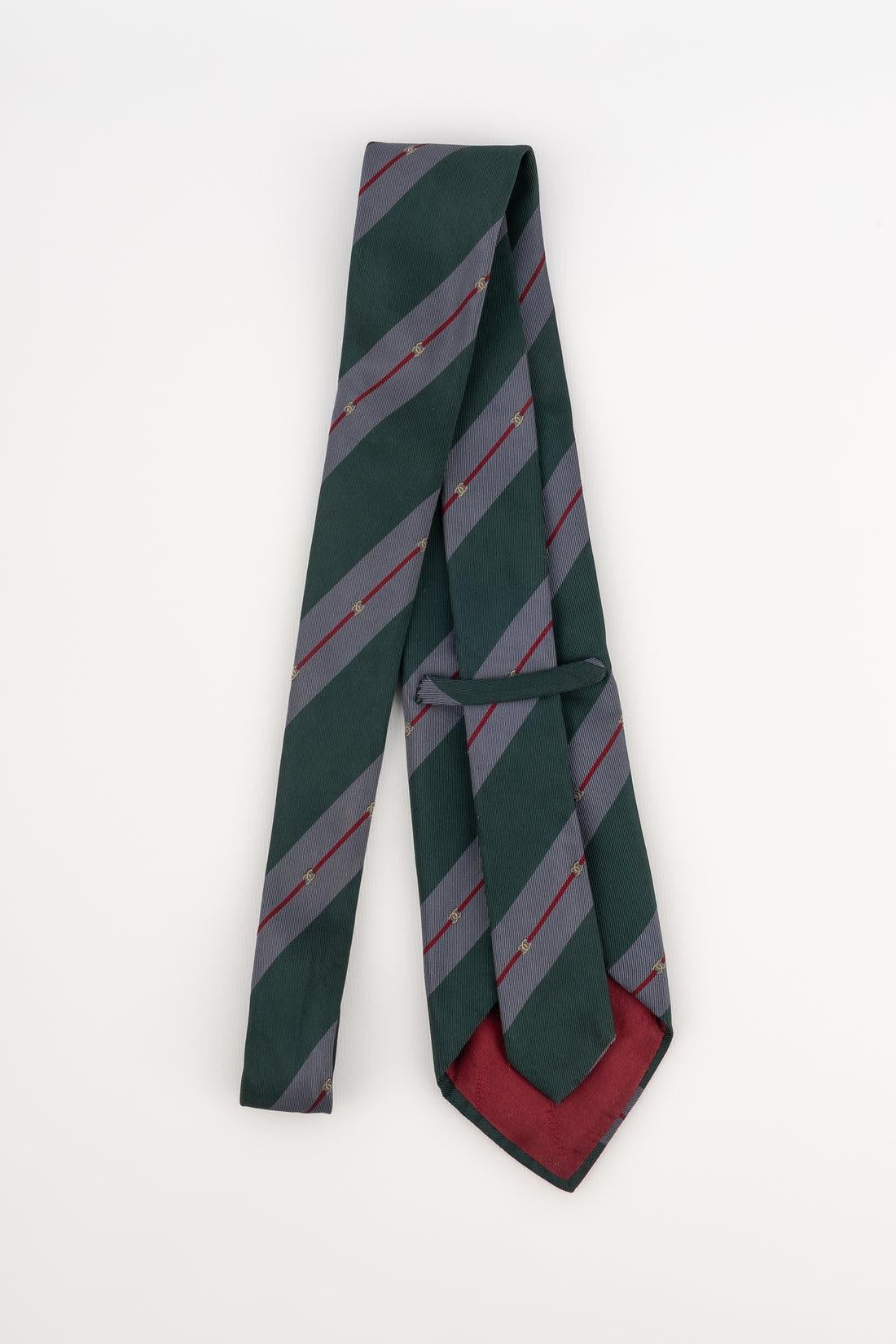 CHANEL -(Made in Italy) Silk tie illustrated with blue and green tone patterns.

Additional information:
Condition: Very good condition
Dimensions: Width: 9 cm

SKU:ACC37