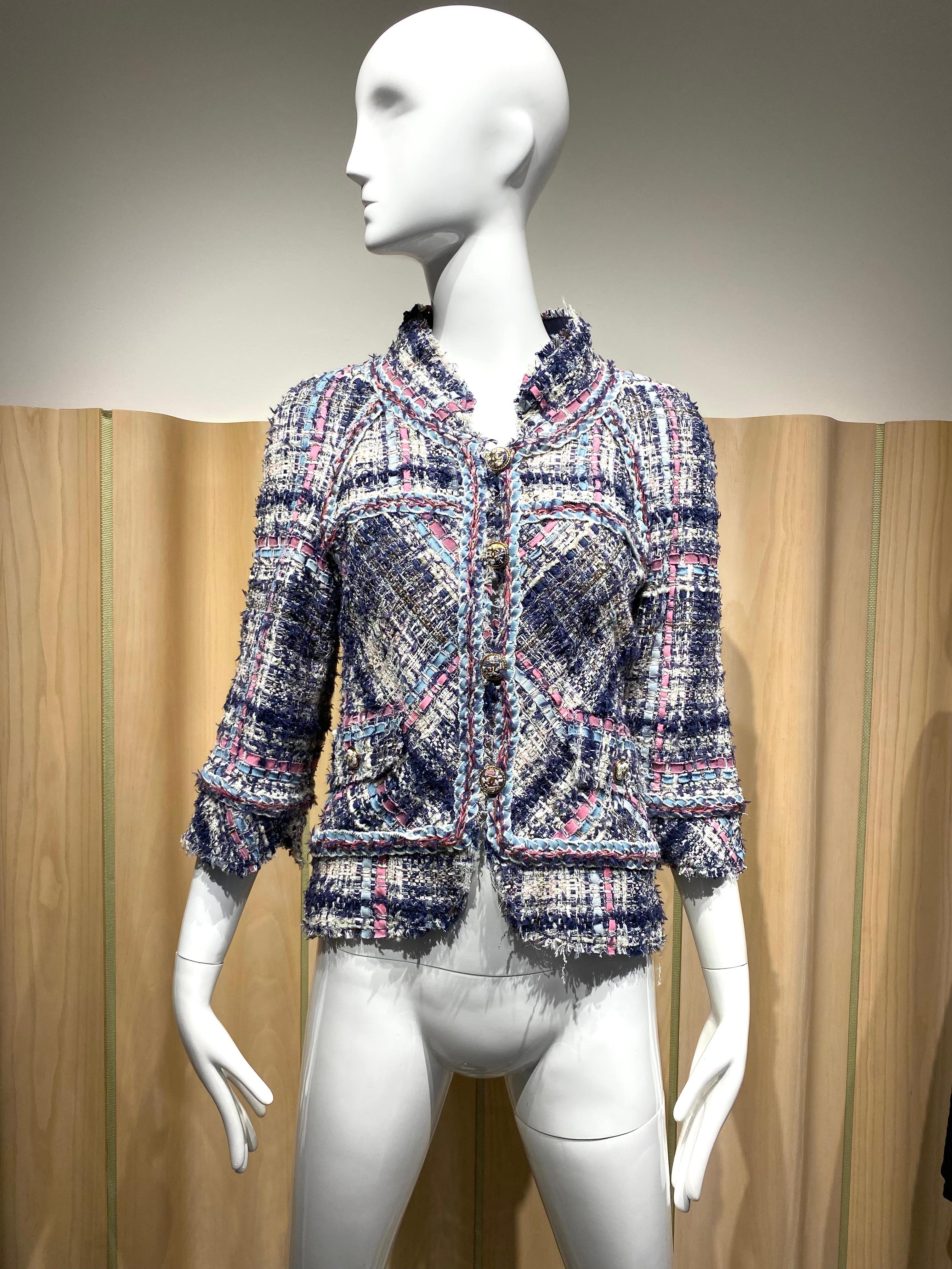 2007 Chanel Giacca cropped in cotone e seta a nastri blu e rosa con dettaglio di nastri intrecciati e bottoni. 
Taglia 38F
- Manica a 3/4
Fabrice : 49% - cotone, 10% seta
Giacca foderata in seta blu. 
Misura: 
Busto 34