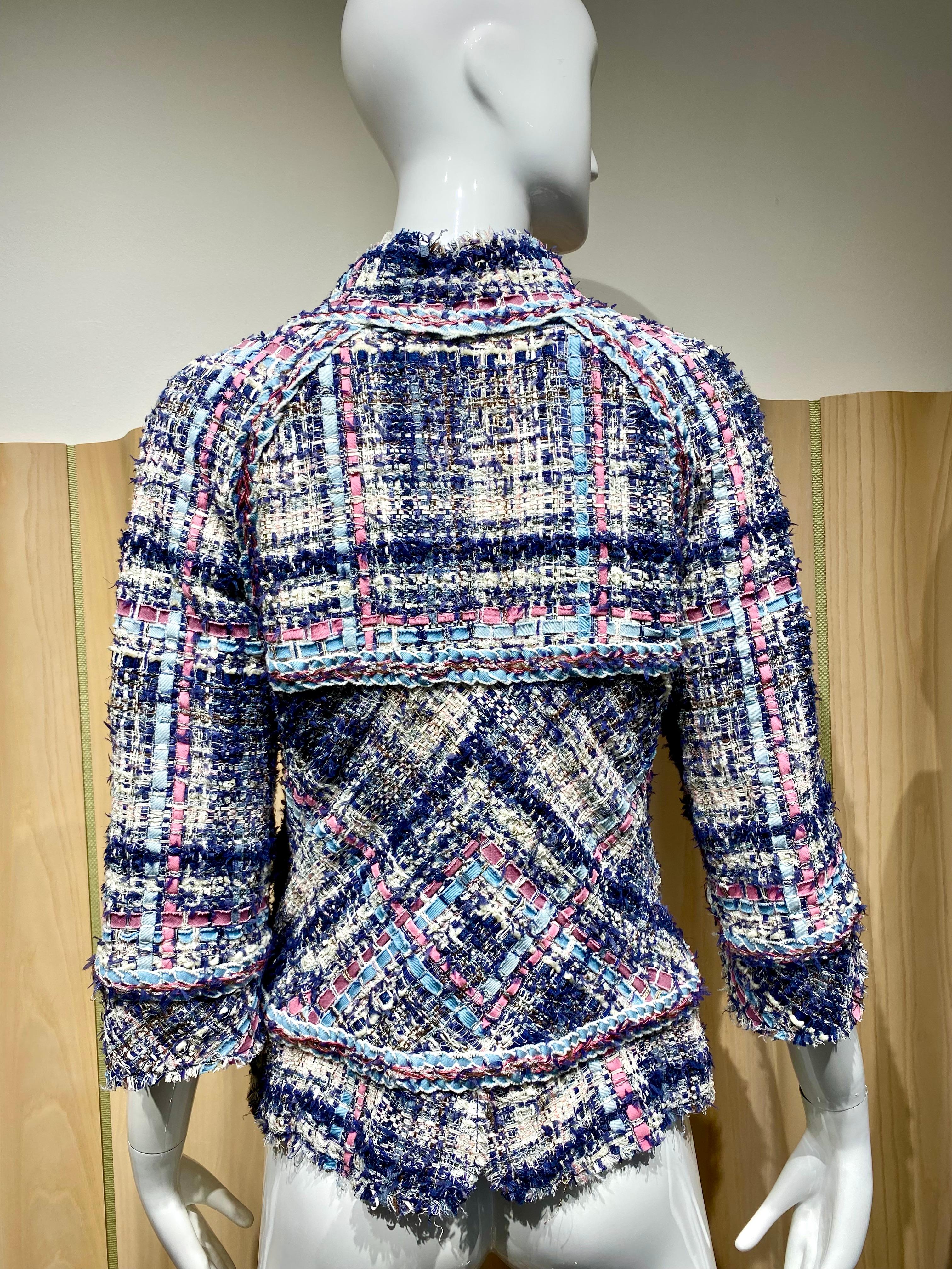 Grigio Giacca Boucle con nastri blu e rosa di Chanel in vendita