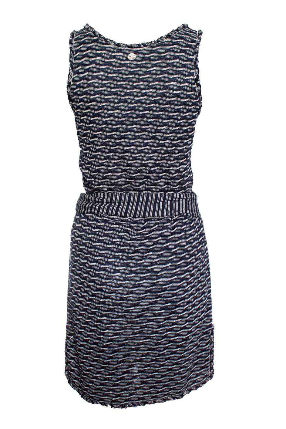 Chanel, Blue and white wrap dress. The item is in very good condition.

• CONDITION: very good condition 

• SIZE: FR38 - S 

• MEASUREMENTS: length 88 cm, width 43 cm, waist 43 cm

• MATERIAL: 60% viscose 25% cotton 10% polyester 5% polyamide 

•