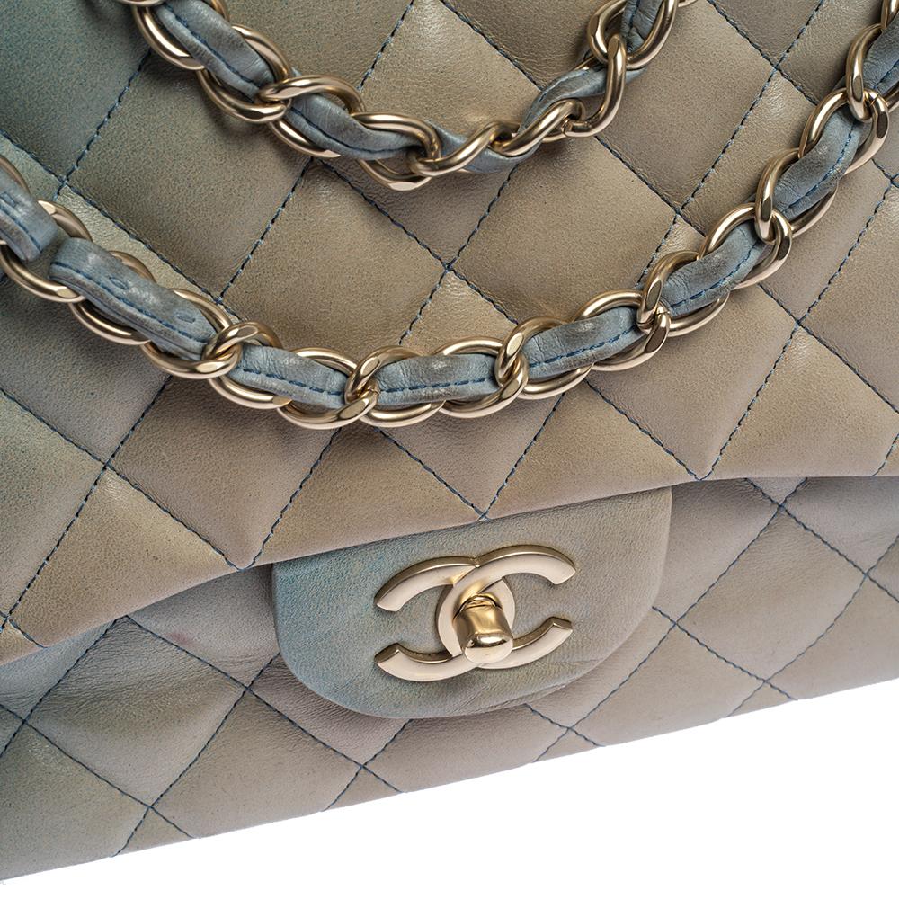 Chanel Blau/Beige Ombre Gestepptes Leder Jumbo Classic Single Flap Tasche im Zustand „Gut“ in Dubai, Al Qouz 2