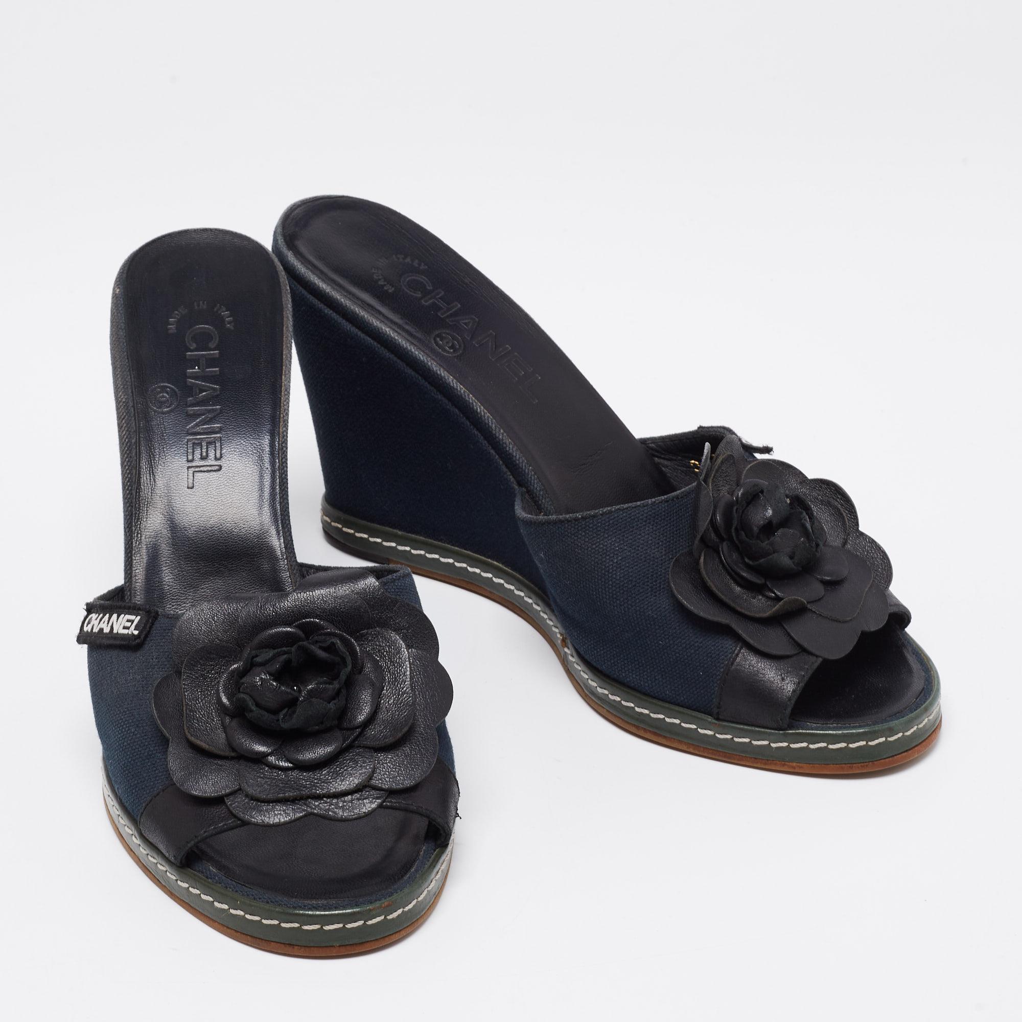 Chanel Blue/Black Camellia Slide Wedge Sandals Size 40.5 In Good Condition In Dubai, Al Qouz 2