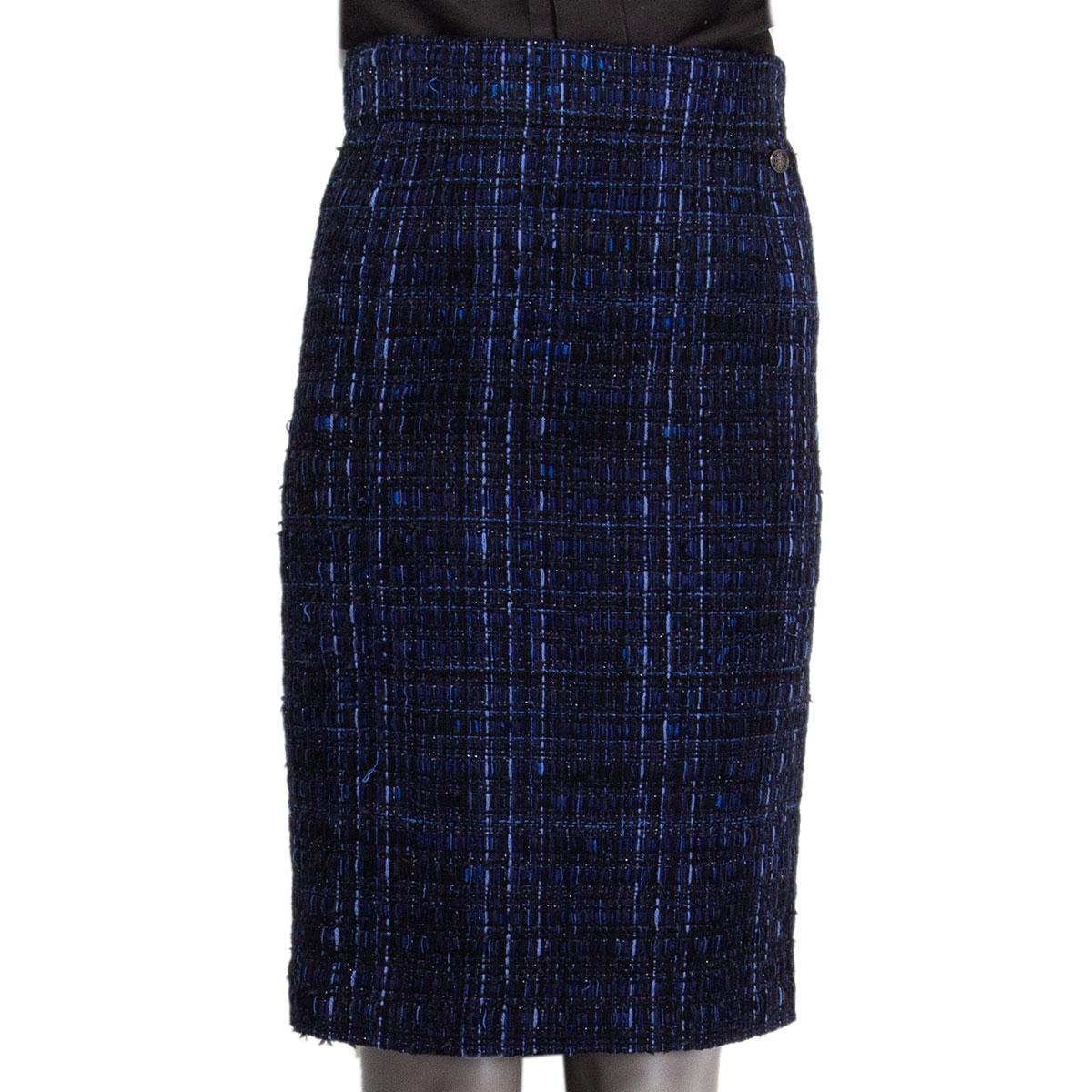 100% authentic Chanel boucle pencil skirt in midnightblue, blue and black cotton (40%), silk (25%), nylon (15%), wool (10%), linen (10%). Closes with three hooks and a concealed zipper on the back and with two patch pockets. Lined in black silk