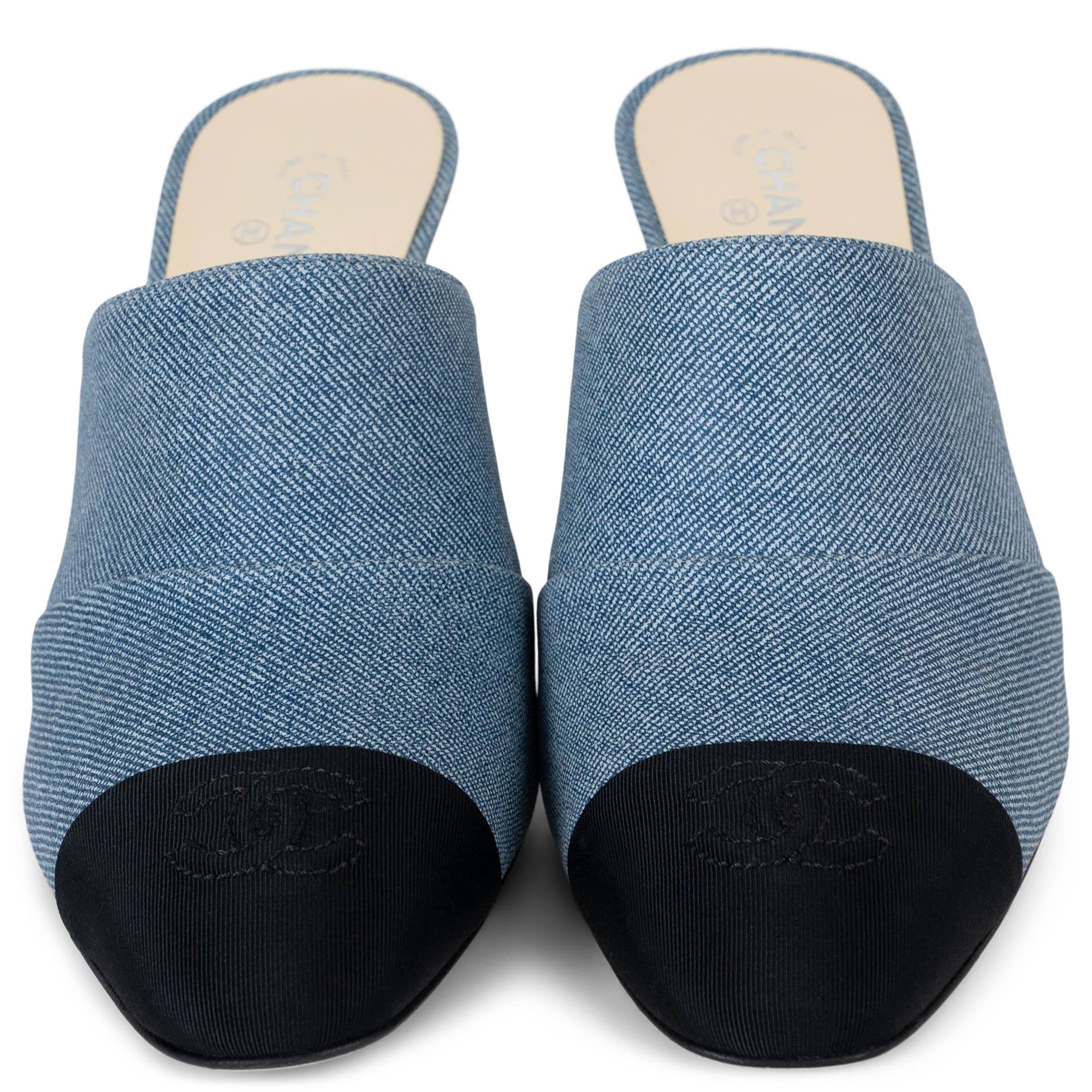 Estos chanel mules 100% auténticos de la colección 2017 están confeccionados en tejido vaquero azul y acabados con una puntera clásica de grosgrain negro. Con un sutil pespunte CC negro en la puntera, este diseño combina el denim informal con la