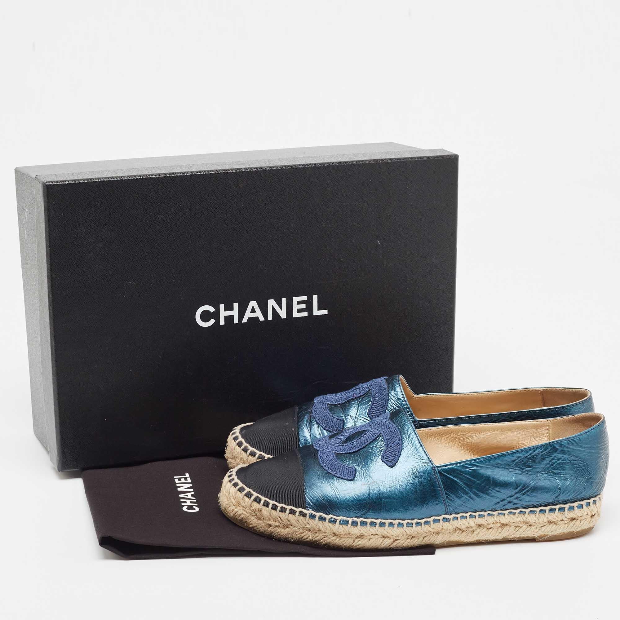 Chanel Blue/Black Leather and Canvas CC Cap Toe Espadrille Flats Size 38 For Sale 5