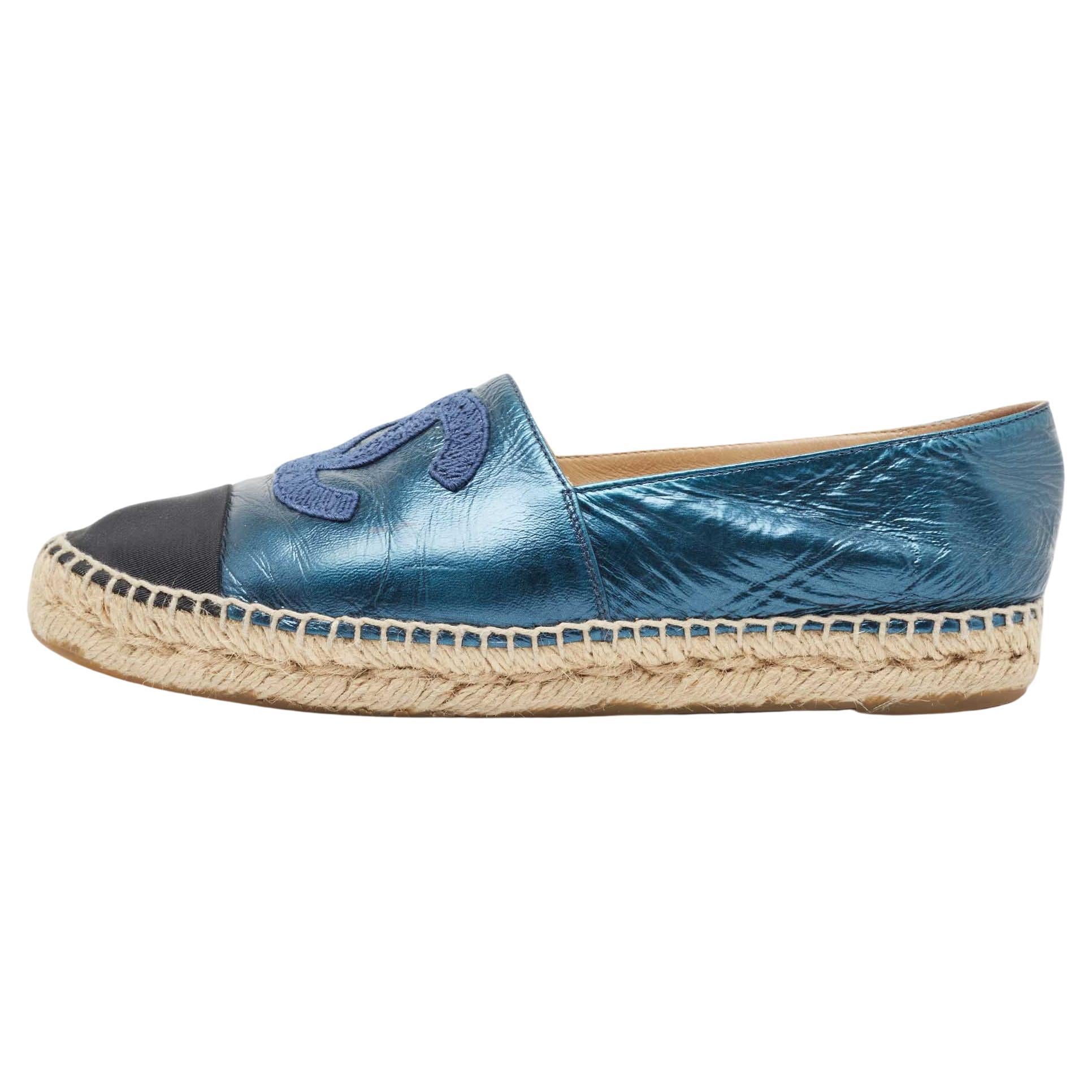 Chanel Blue/Black Leather and Canvas CC Cap Toe Espadrille Flats Size 38 For Sale