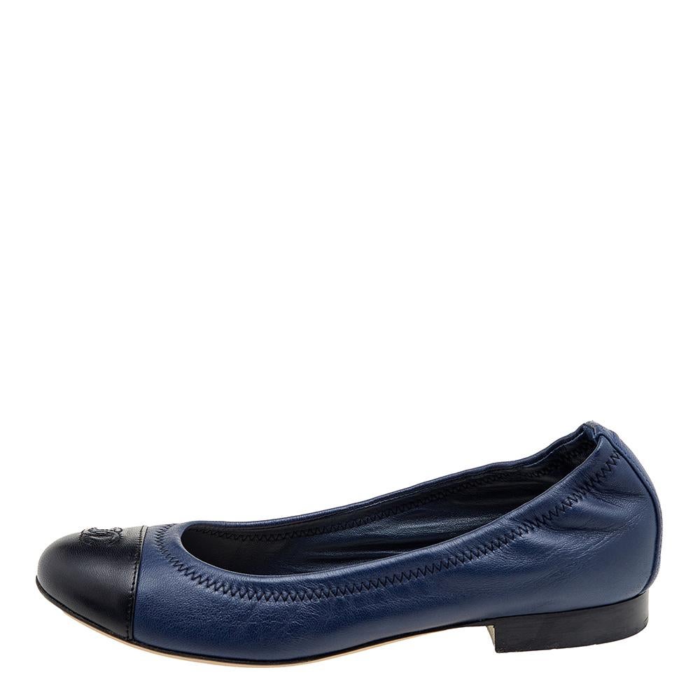 Add an element of luxury to your ensemble with these ballet flats from the House of Chanel. They are created using blue-black leather on the exterior. They flaunt an embossed logo motif on the toes and an easy slip-on feature. Pair them with your