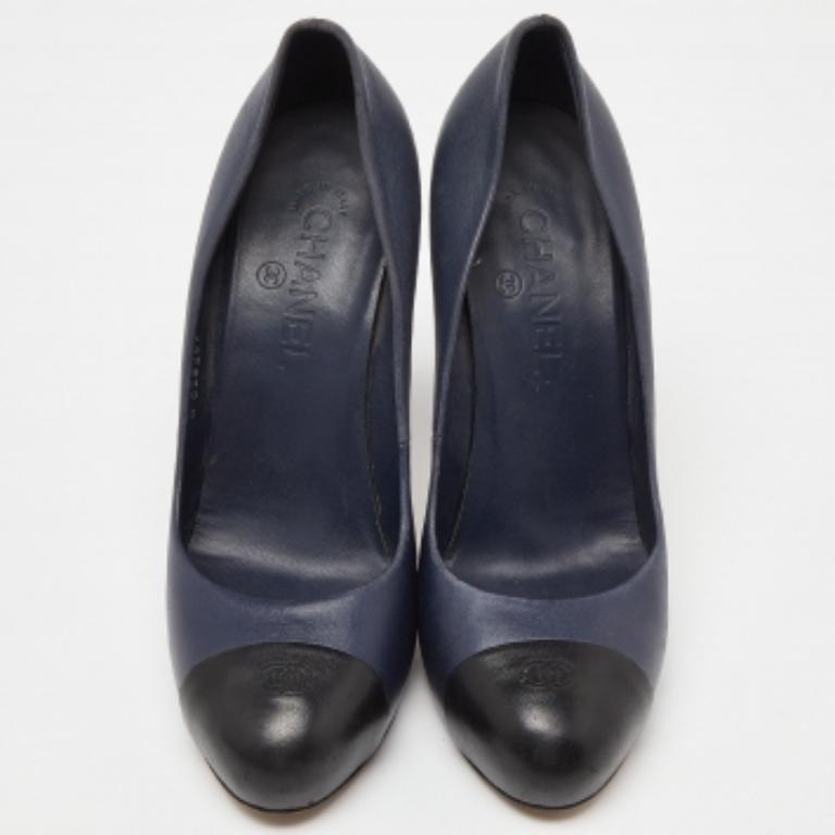 Chanel Blau/Schwarz Leder CC Cap Toe Pumps Größe 40 im Zustand „Relativ gut“ in Dubai, Al Qouz 2