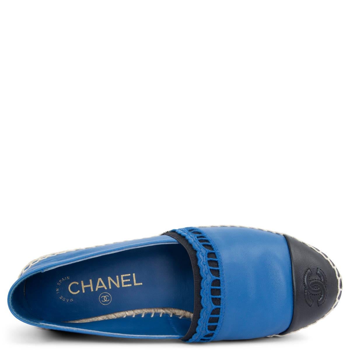 CHANEL Espadrilles en cuir bleu et noir Chaussures 37 en vente 3