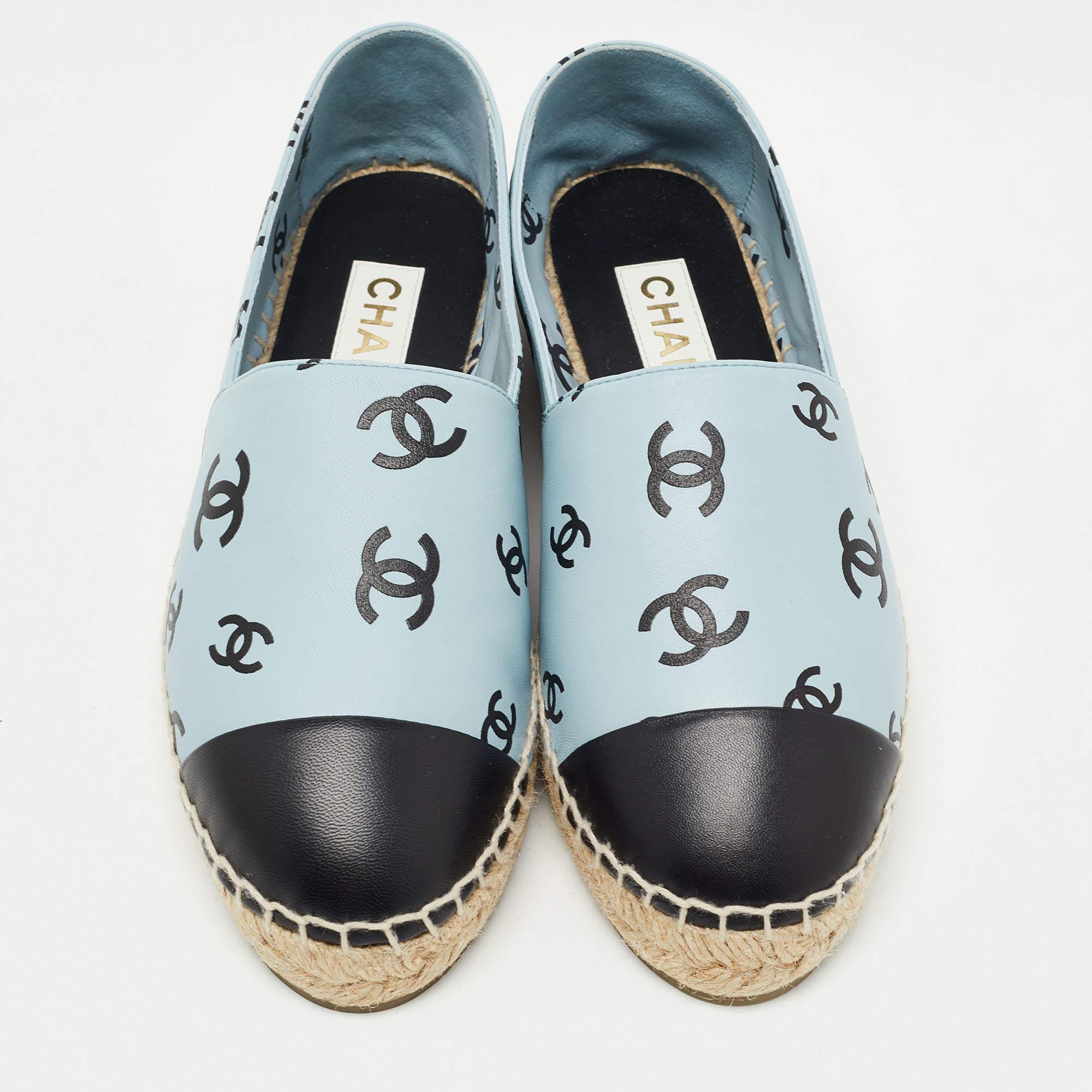 These Chanel CC espadrilles exude cool summer vibes while giving all the comfort to your feet. They bring along a well-built silhouette and the house's signature aesthetics. Wear them with anything: jeans, dresses, shorts.

Includes: Original