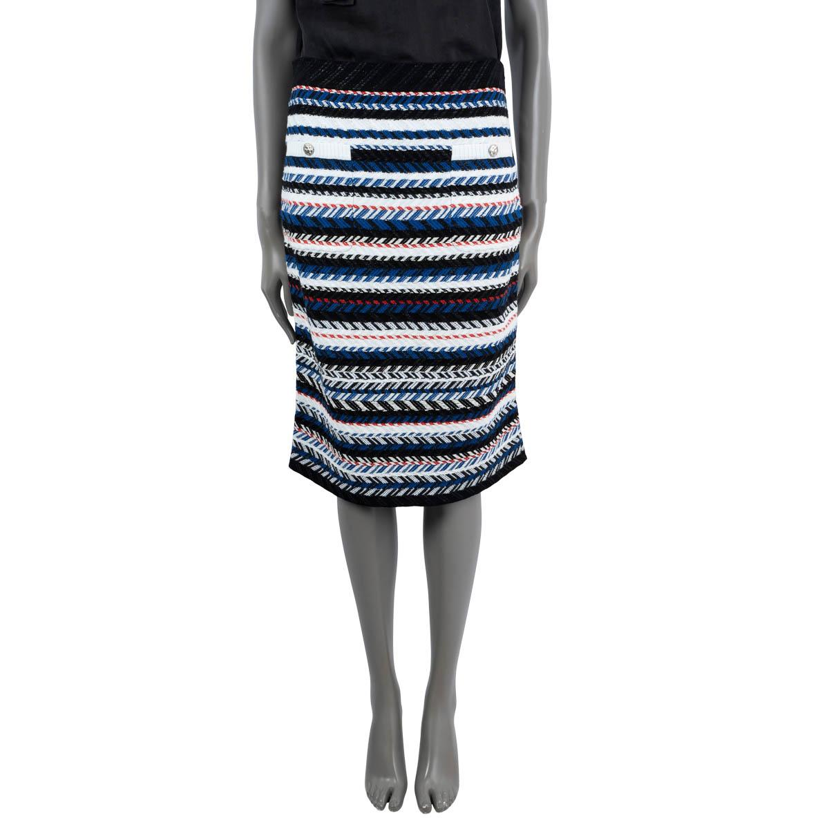 100% authentique jupe en tweed à rayures chevron de Chanel en coton (97%), polyester (2%) et rayonne (1%) bleu, blanc, noir et rouge. Il comporte deux poches boutonnées sur le devant et trois boutons en métal argenté au dos. S'ouvre par une