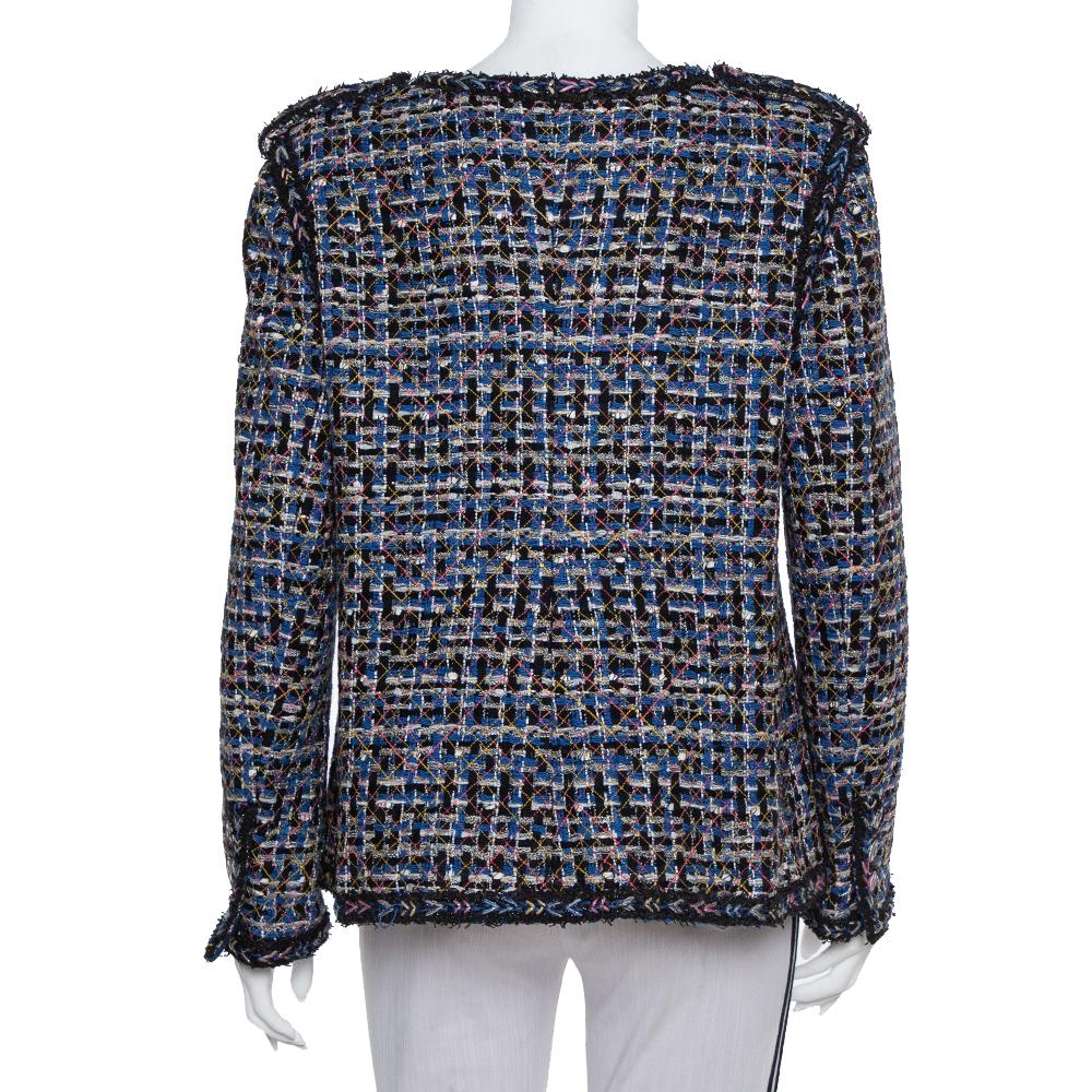 The use of tweed to craft exquisite creations that never go out of style is a signature of Chanel. This classic buttoned jacket is a piece of fashion history that will never disappoint. Crafted from black & blue tweed, it has a button front and a