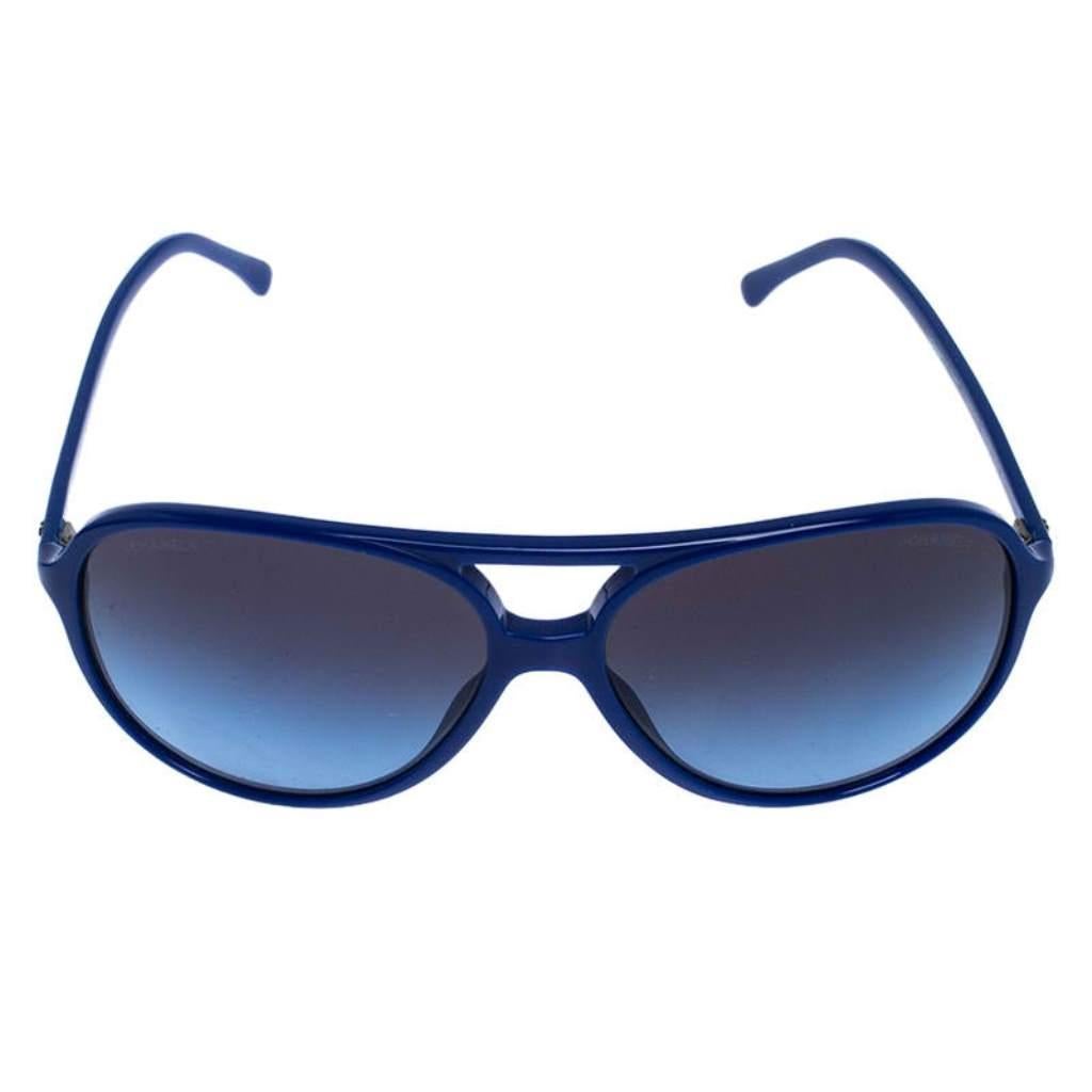 The aviator sunglasses by Chanel have a distinct look that makes them glamorous and stylish at the same time. Flaunting a smart design with blue acetate construction, these aviators are paired with blue gradient lenses to add a smart appeal and