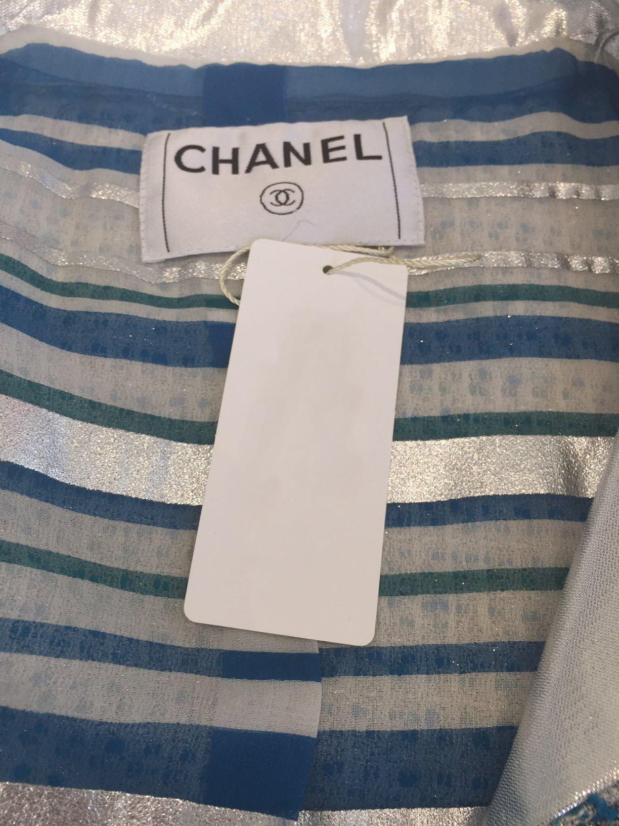 Gris Boucle bleue de Chanel  Ensemble tailleur et jupe (3 pièces)  en vente