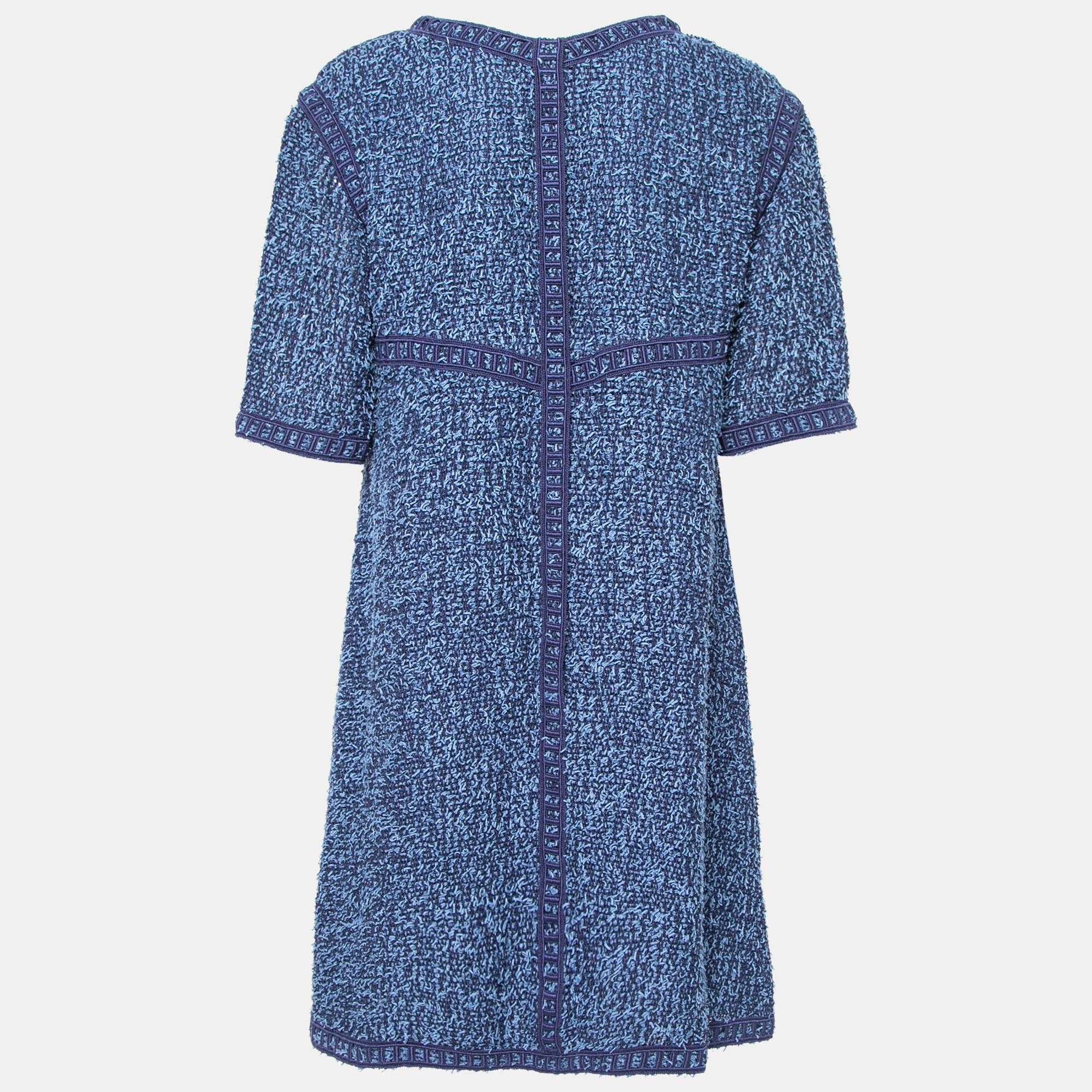 Chanel's use of its signature fabrics in this gorgeous dress brings a chic-vintage appeal to this luxurious creation. Crafted from blue bouclé tweed fabric, this shift dress flaunts short sleeves, with two pocketed details on the front. It equips a