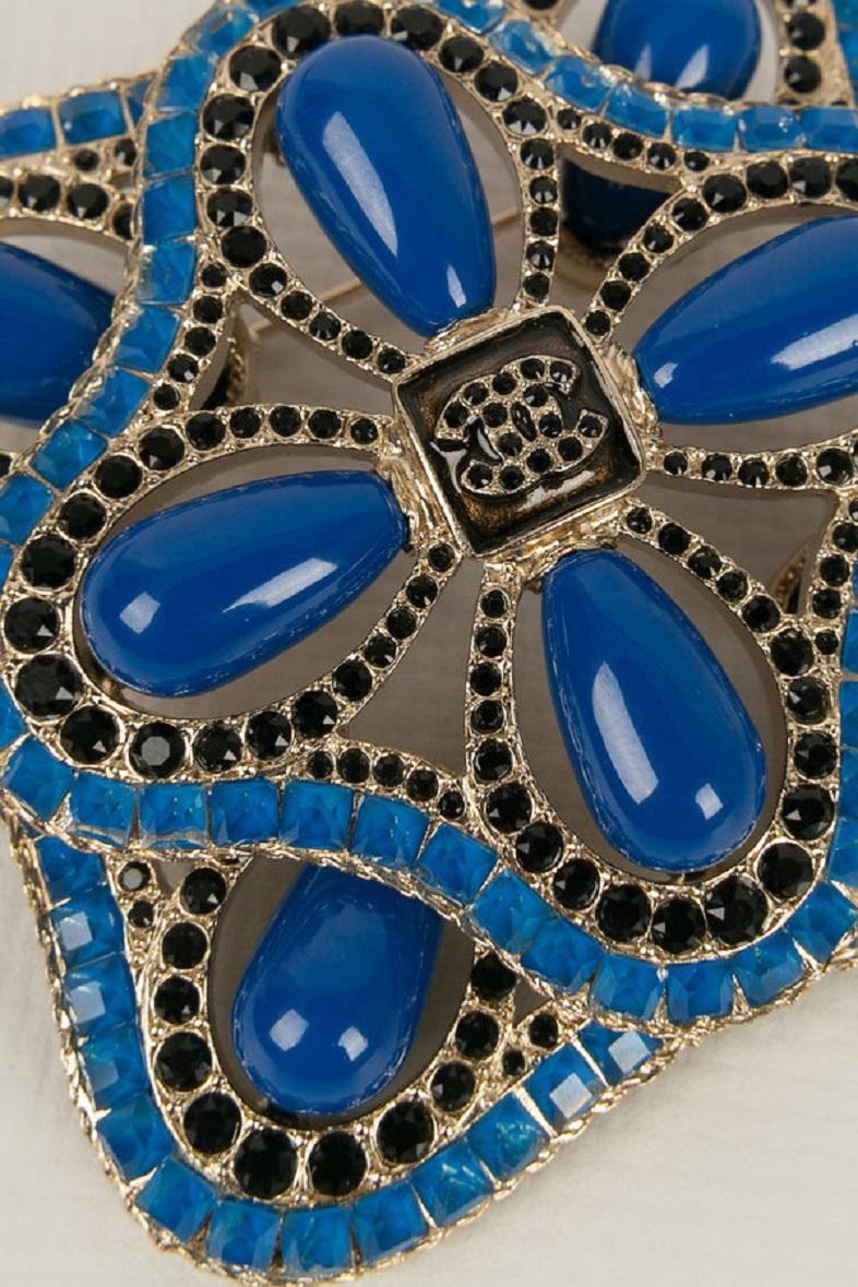 Women's or Men's Chanel Blue Brooch in Metal, Rhinestone and Glass Paste Brooch