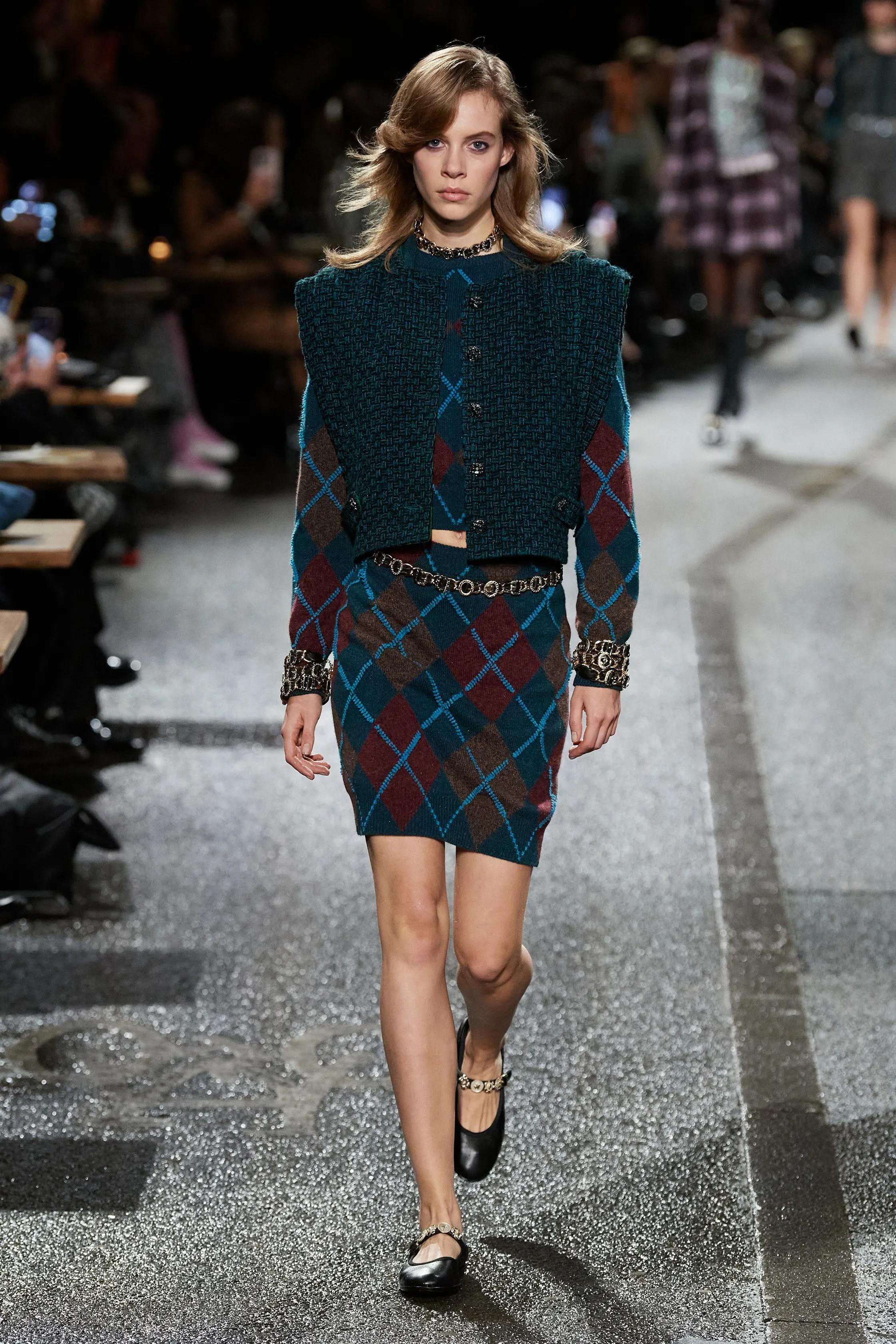 CHANEL blue brown cashmere 24A MANCHESTER ARGYLE Cardigan Vest Sweater 36 XS For Sale 5