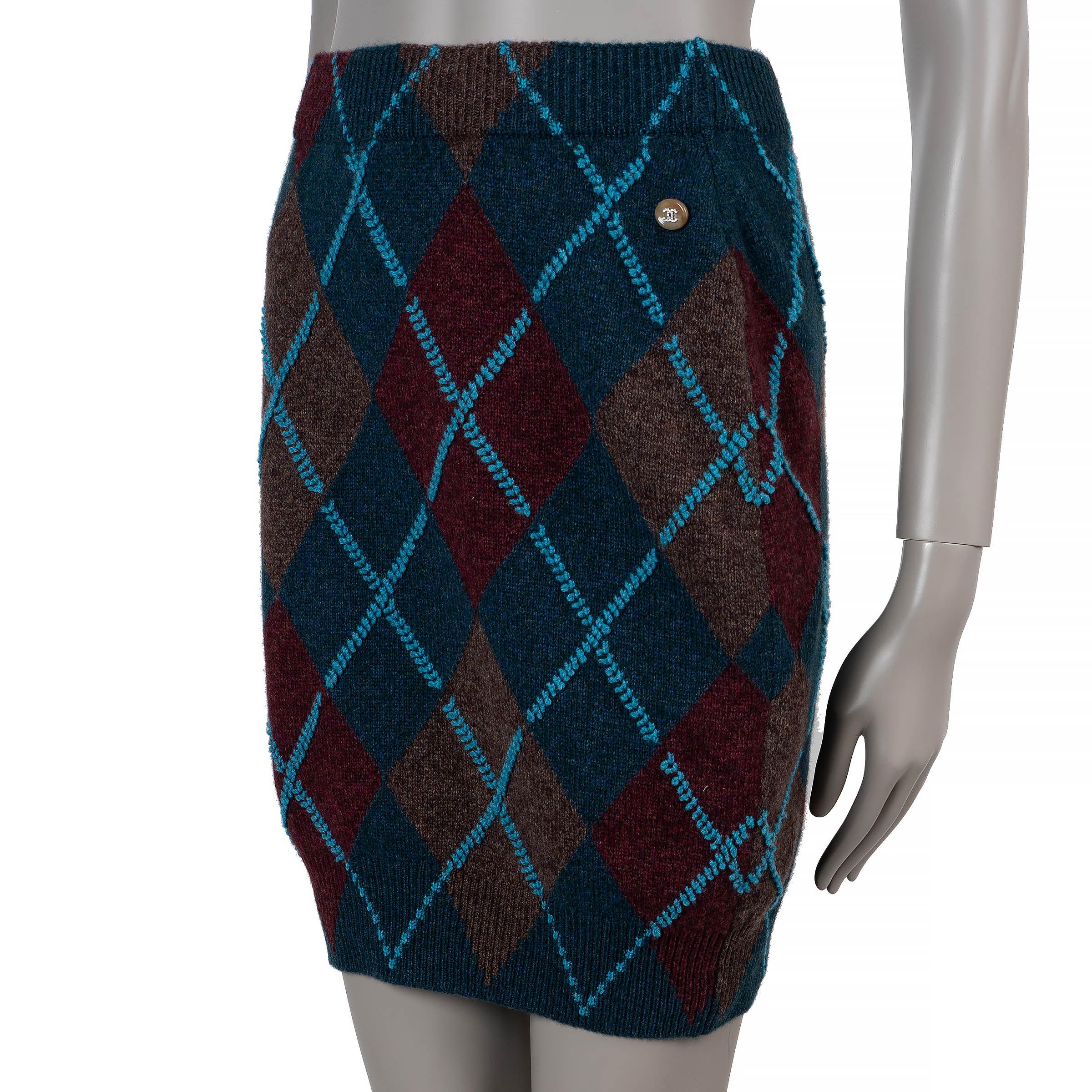 Questa gonna Chanel, autentica al 100%, è realizzata in cashmere blu scuro con l'1% di elastan e l'1% di poliammide e unisce un comfort lussuoso a uno stile senza tempo. Caratterizzato da un motivo argyle in marrone, cammello e turchese, è disegnato
