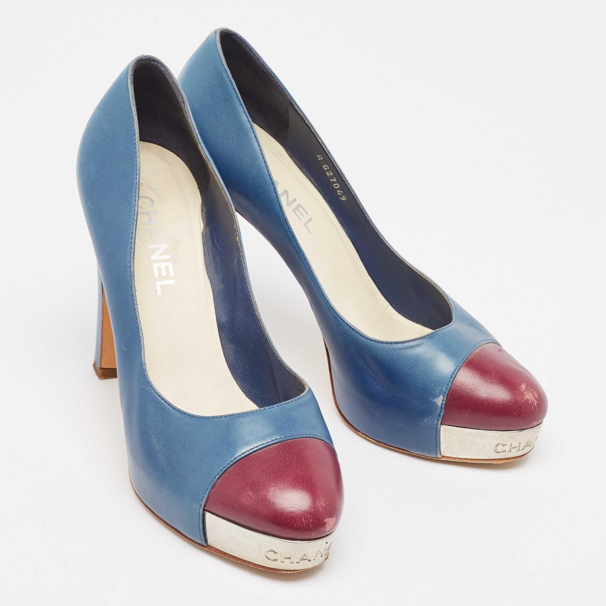 Chanel, pelle blu e bordeaux, con plateau, taglia 39,5 In condizioni ottime in vendita a Dubai, Al Qouz 2