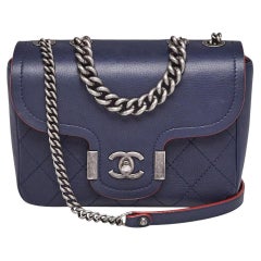 Chanel Chanel Archi Chic Kleine Crossbody Klappentasche aus blauem Kalbsleder 97cas18