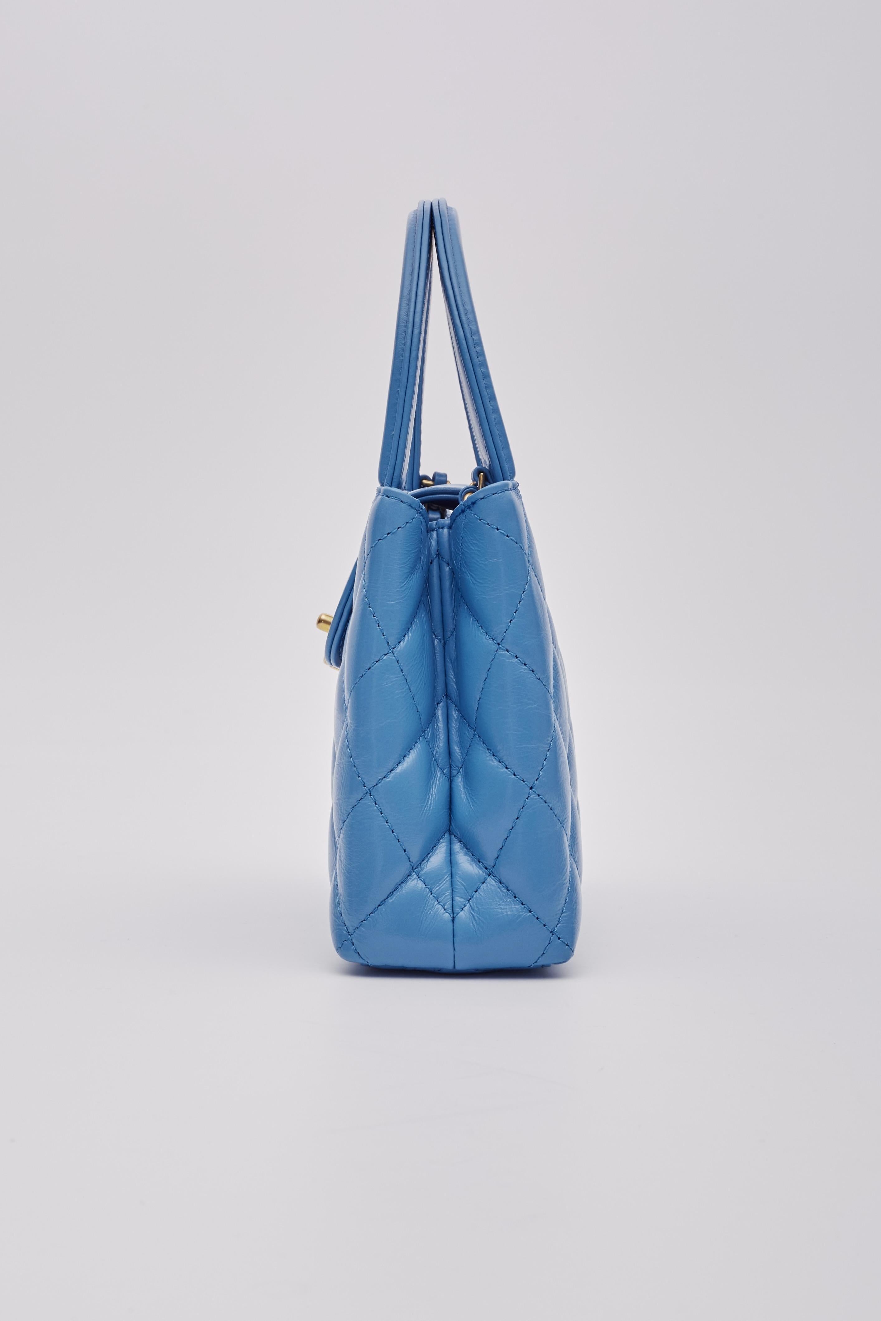 Mini sac Kelly shopping Chanel en veau bleu en vente 3