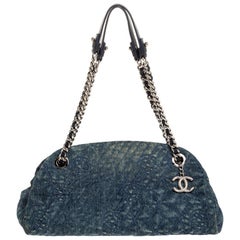 Chanel Blau Kamelie bestickt Denim nur Mademoiselle Bowlingtasche