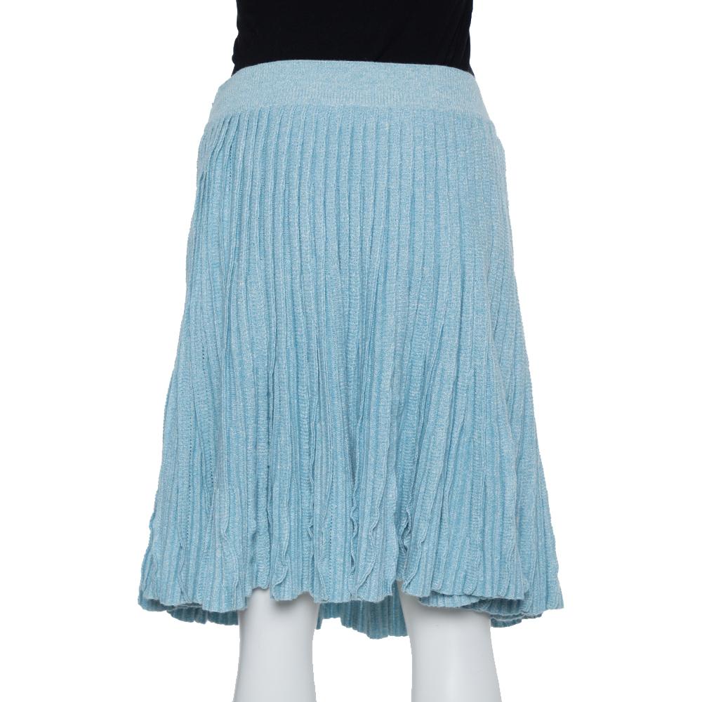 Chanel brings you this skirt that is well-made and high in style. It is made into a flared shape and designed with pleats and line detailing. You can wear the blue cashmere & linen skirt with a printed blouse and a pair of elegant sandals.

