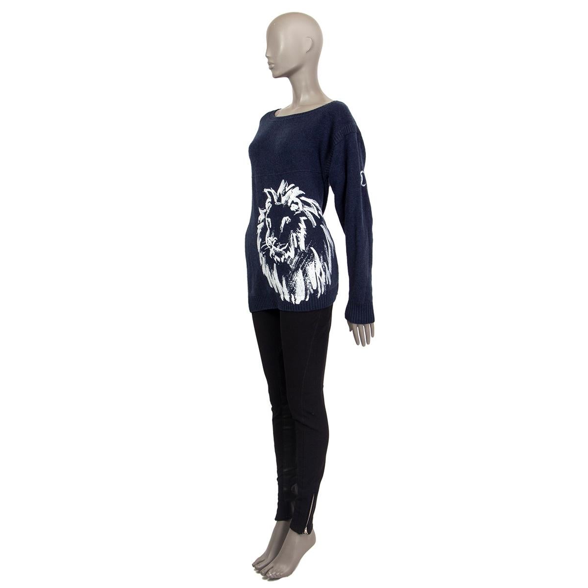 Chanel lion-print sweater in dark blue cashmere (100%) with white print. Has been worn and is in excellent condition.

Tag Size 36
Size S
Shoulder Width 50cm (19.5in)
Bust 94cm (36.7in) to 102cm (39.8in)
Waist 88cm (34.3in) to 100cm (39in)
Hips 90cm