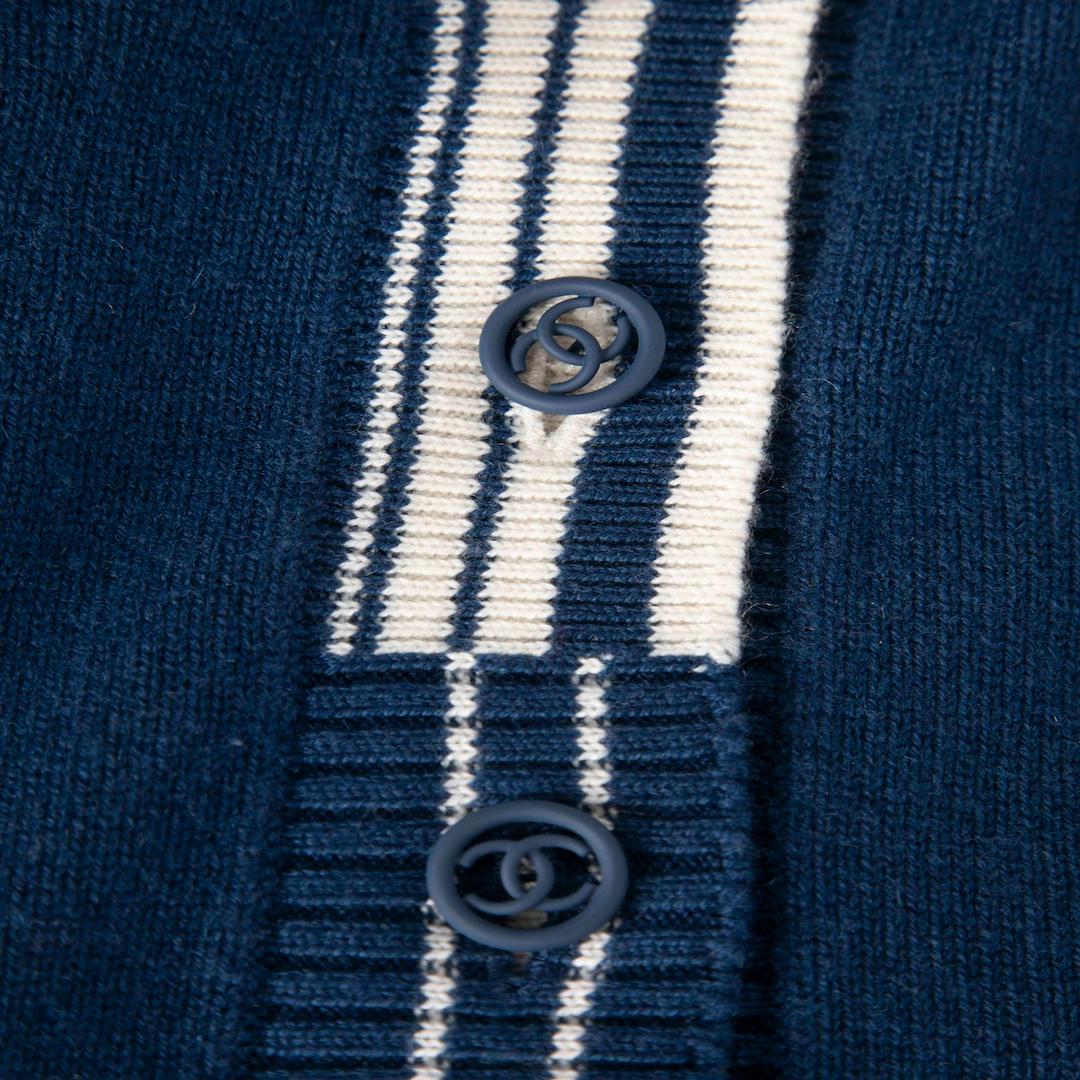 Noir Chanel Cardigan bleu en cachemire avec logo, taille S en vente