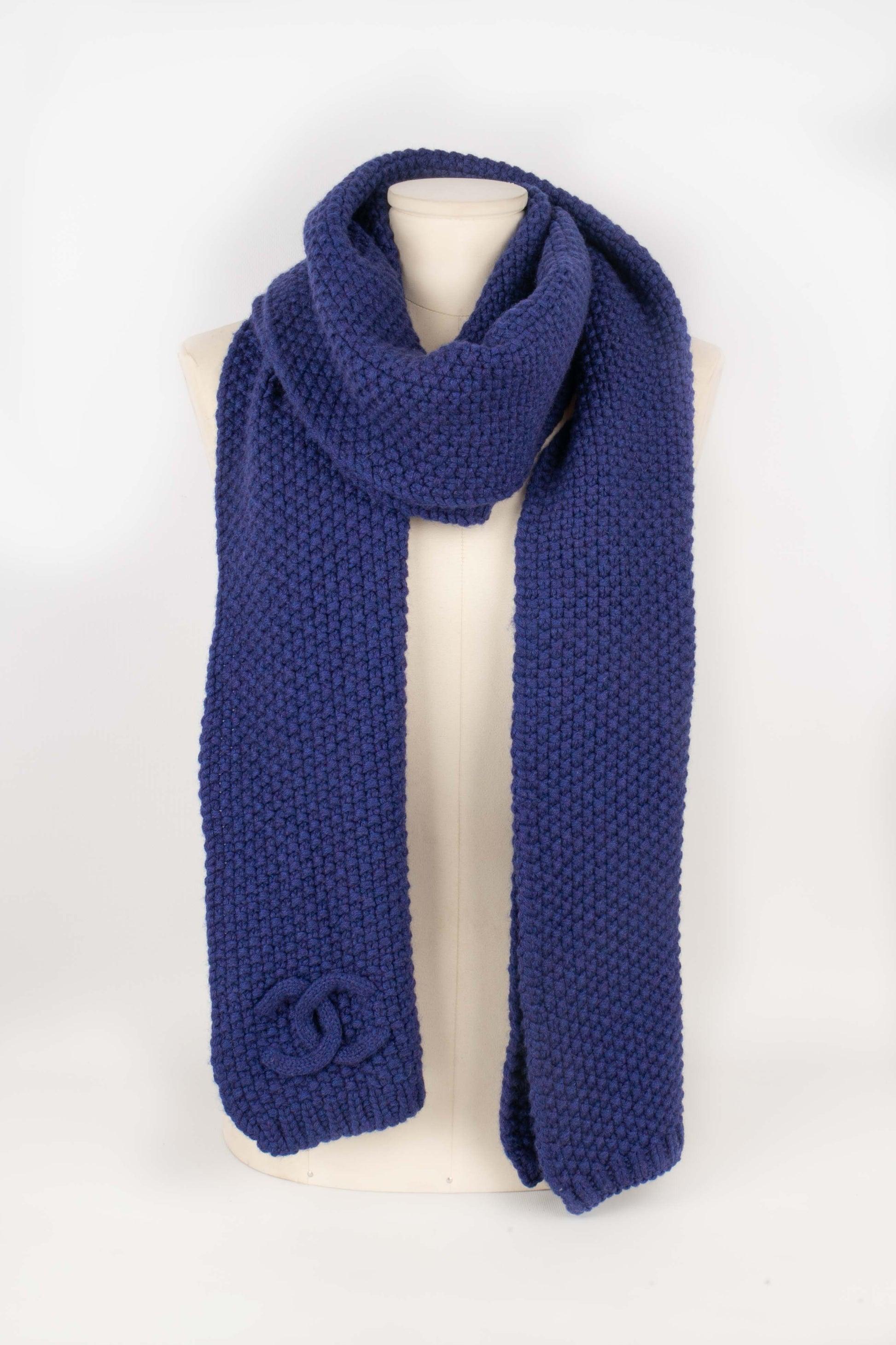 Chanel - (Made in Scotland) Blue cashmere scarf.

Additional information:
Condition: Very good condition
Dimensions: Length: 250 cm

Seller Reference: FFC46