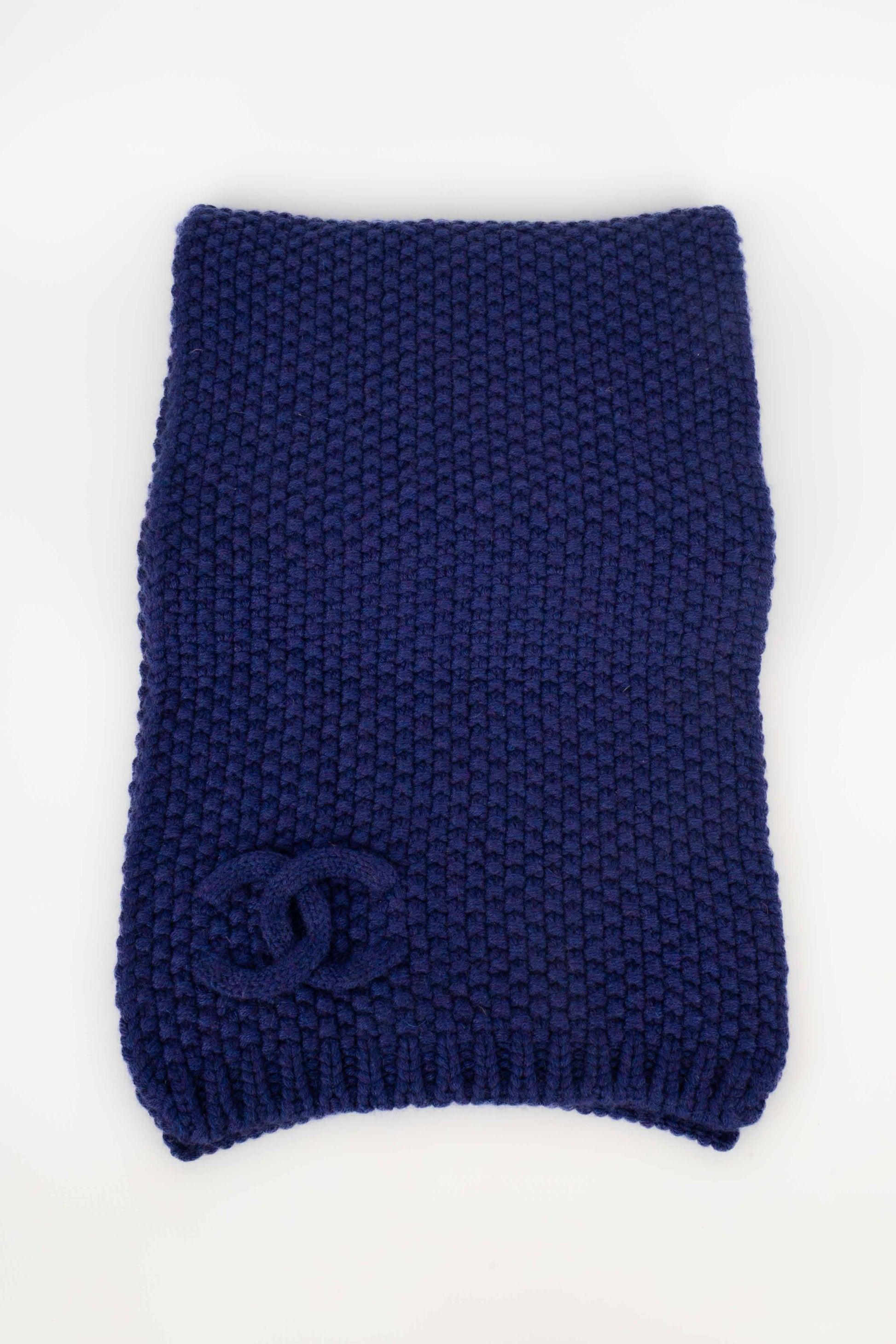 Chanel Blue Cashmere Scarf In Excellent Condition For Sale In SAINT-OUEN-SUR-SEINE, FR