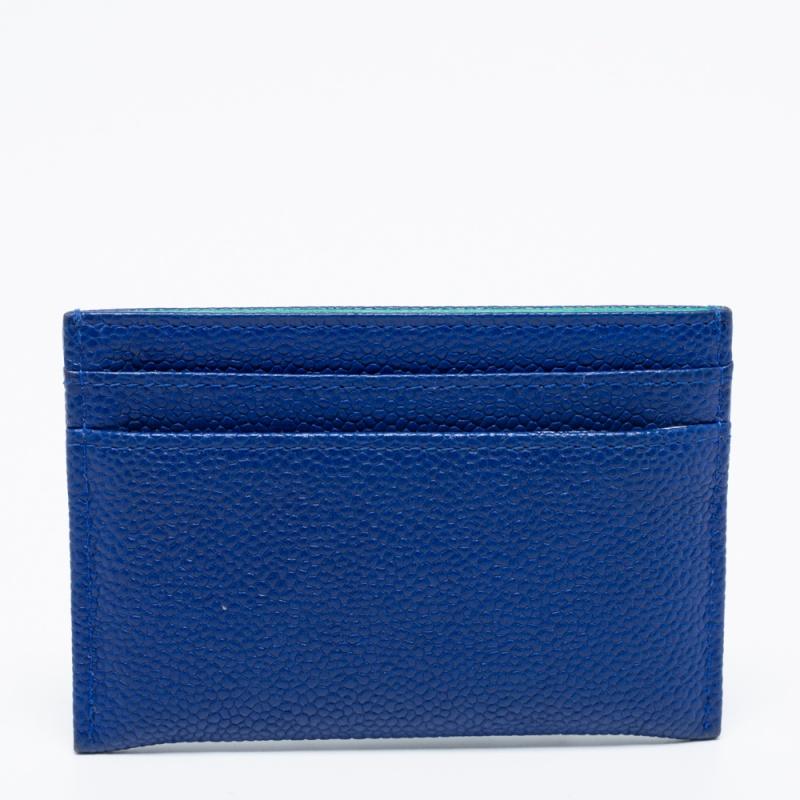 This card holder by Chanel is a fine accessory to add to your everyday style edit. Crafted from Caviar leather, it comes in blue and has a lined interior to hold your essentials. The CC detail on the front gives it a luxe finish.

Includes: Original