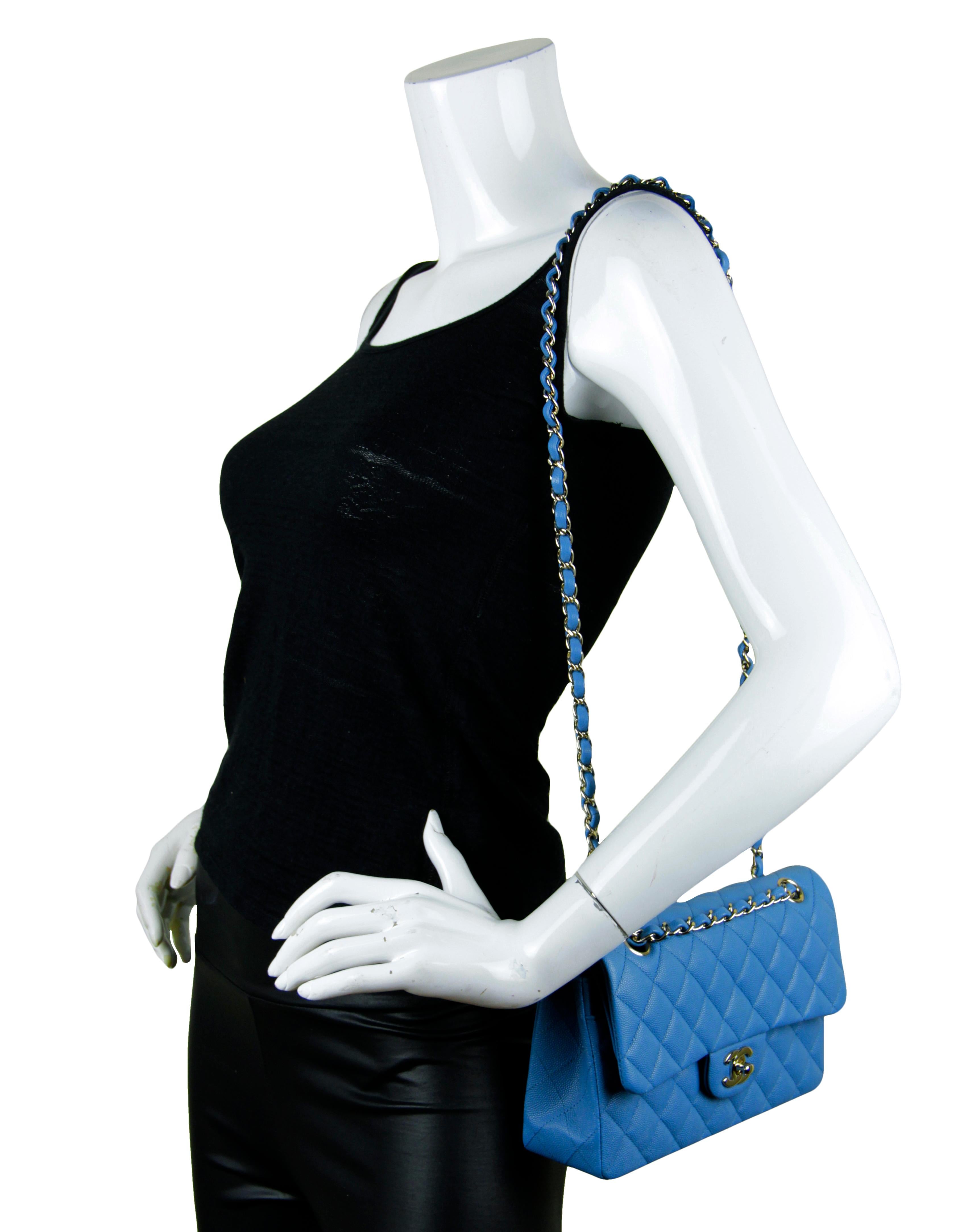 Chanel Blau Kaviar Leder Gesteppte Kleine Doppelte Klappe Klassische Tasche

Hergestellt in: Frankreich
Produktionsjahr: 2021
Farbe: Blye
Hardware: Goldtone
MATERIALIEN: Kaviar Leder
Innenfutter: Blaues Leder
Verschluss/Öffnung: Obere Klappe mit