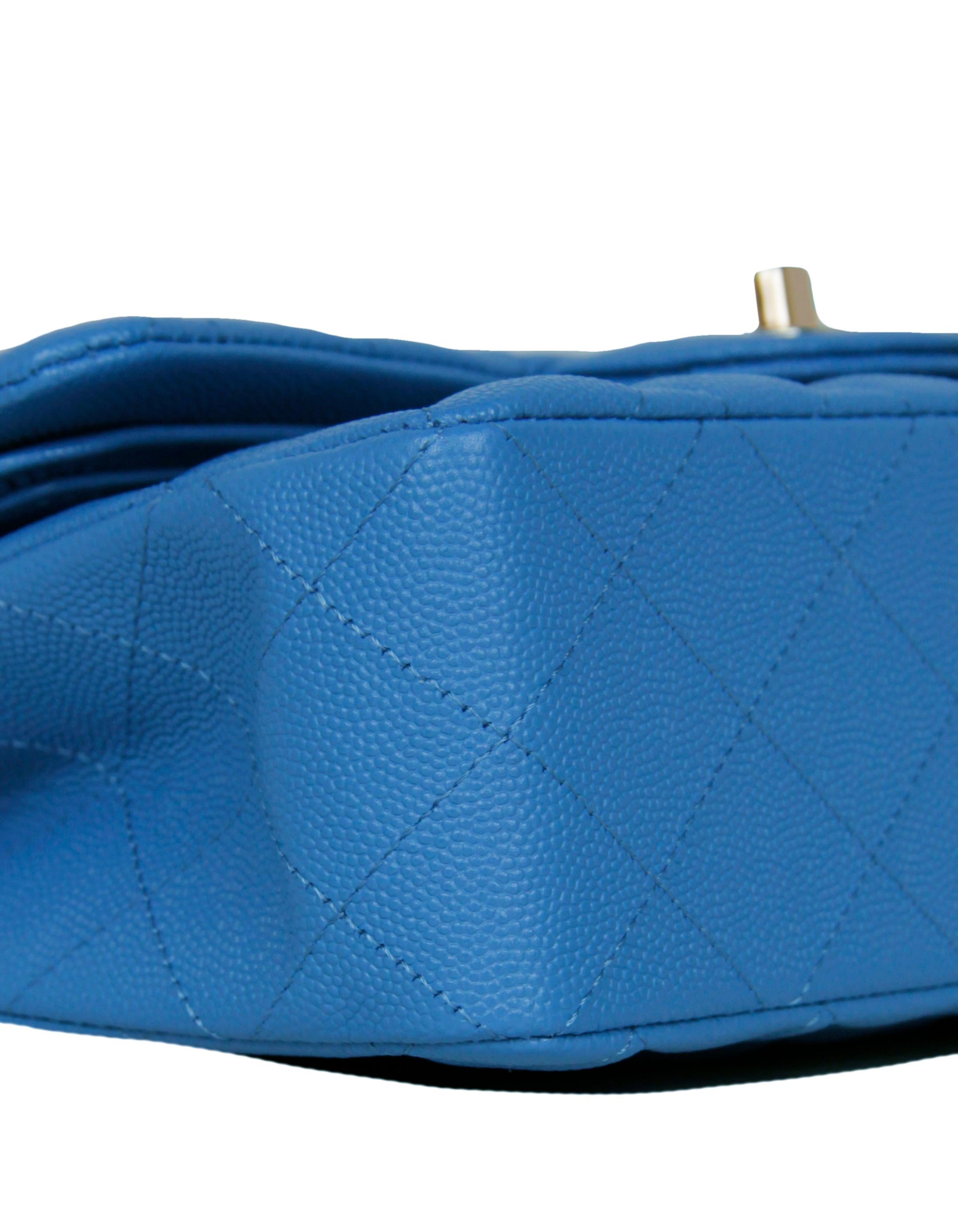 Chanel - Petit sac classique matelassé à double rabat en cuir caviar bleu  Pour femmes en vente