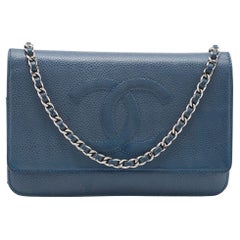 Chanel Portemonnaie aus blauem Kaviarleder an Kette