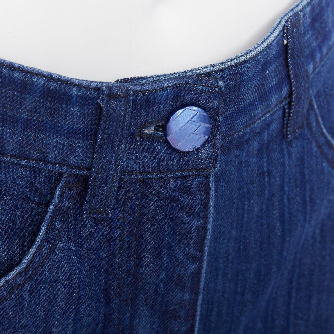 CHANEL azul CC logo tejida trompe loeil denim pantalones cortos de talle alto FR34 XS
Referencia: AAWC/A01583
Marca: Chanel
Diseñadora: Virginie Viard
Material: Algodón
Color: Azul
Patrón: Sólido
Cierre: Bragueta con cremallera
Detalles adicionales: