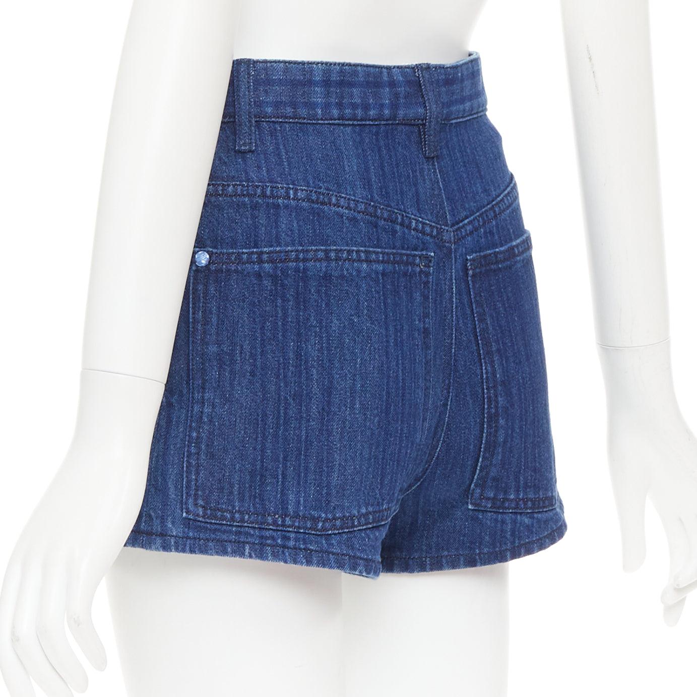 CHANEL azul CC logo tejida trompe loeil denim pantalones cortos de talle alto FR34 XS en venta 1