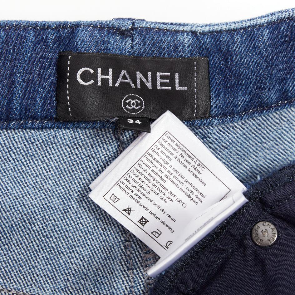 CHANEL azul CC logo tejida trompe loeil denim pantalones cortos de talle alto FR34 XS en venta 3