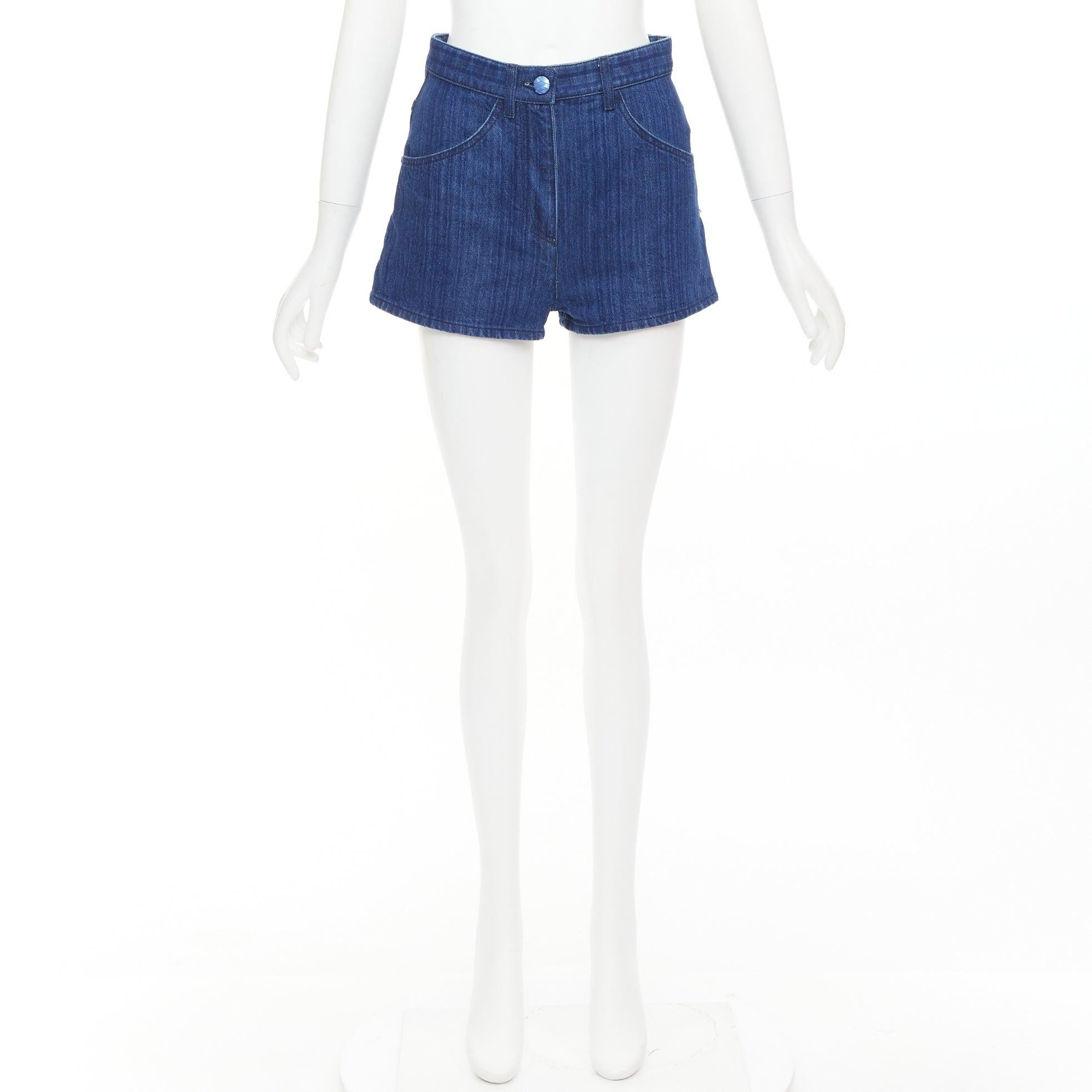 CHANEL azul CC logo tejida trompe loeil denim pantalones cortos de talle alto FR34 XS en venta 4
