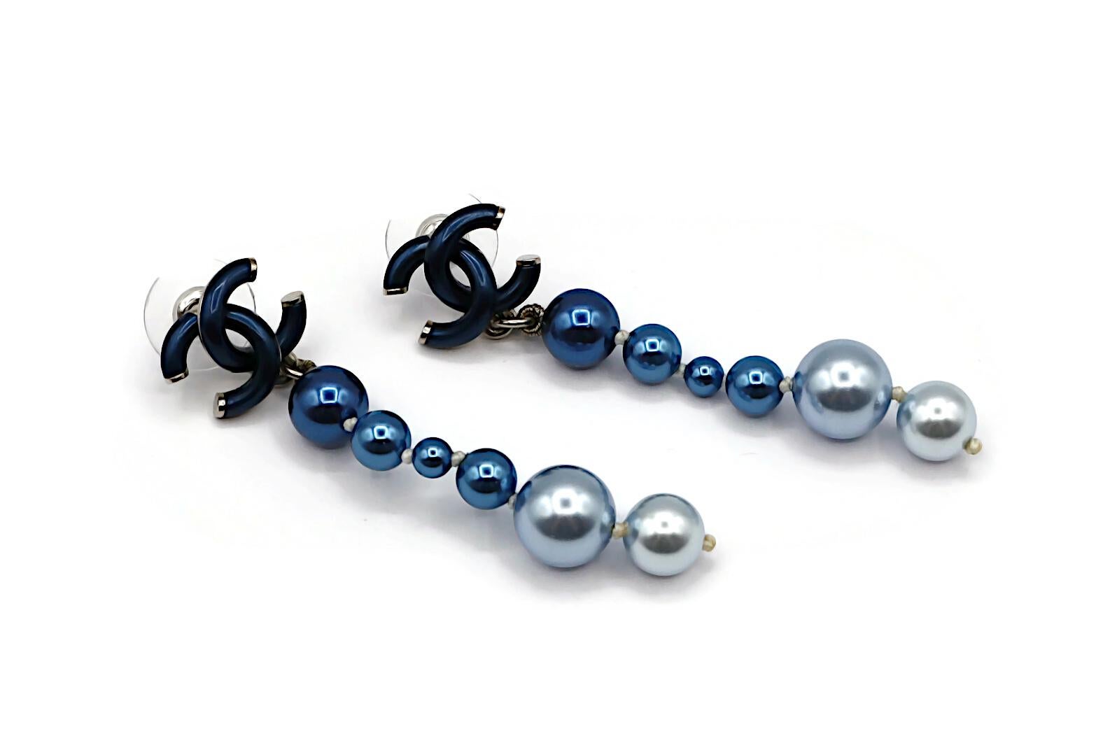 CHANEL blue CC logo dangle earrings (for pierced ears) featuring a string of blue shade faux pearls.

Embossed CHANEL A18 S Made in France.

Indicative measurements : height approx. 6 cm (2.36 inches) / max width approx. 1.5 cm (0.59 inch).

Weight
