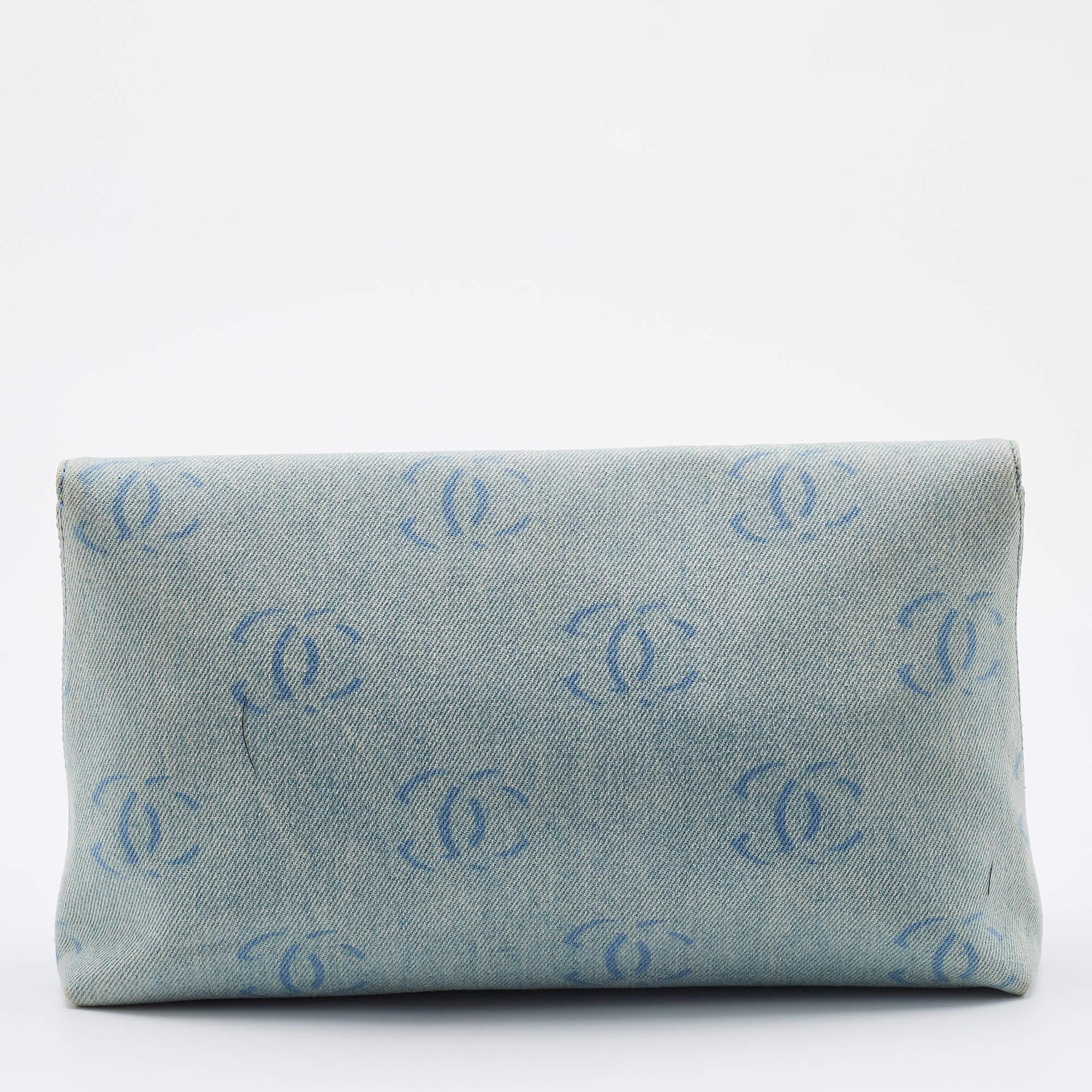 This clutch is just the right accessory to compliment your chic ensemble. It comes crafted in quality material featuring a well-sized interior that can comfortably hold all your little essentials.

Includes: Authenticity Card