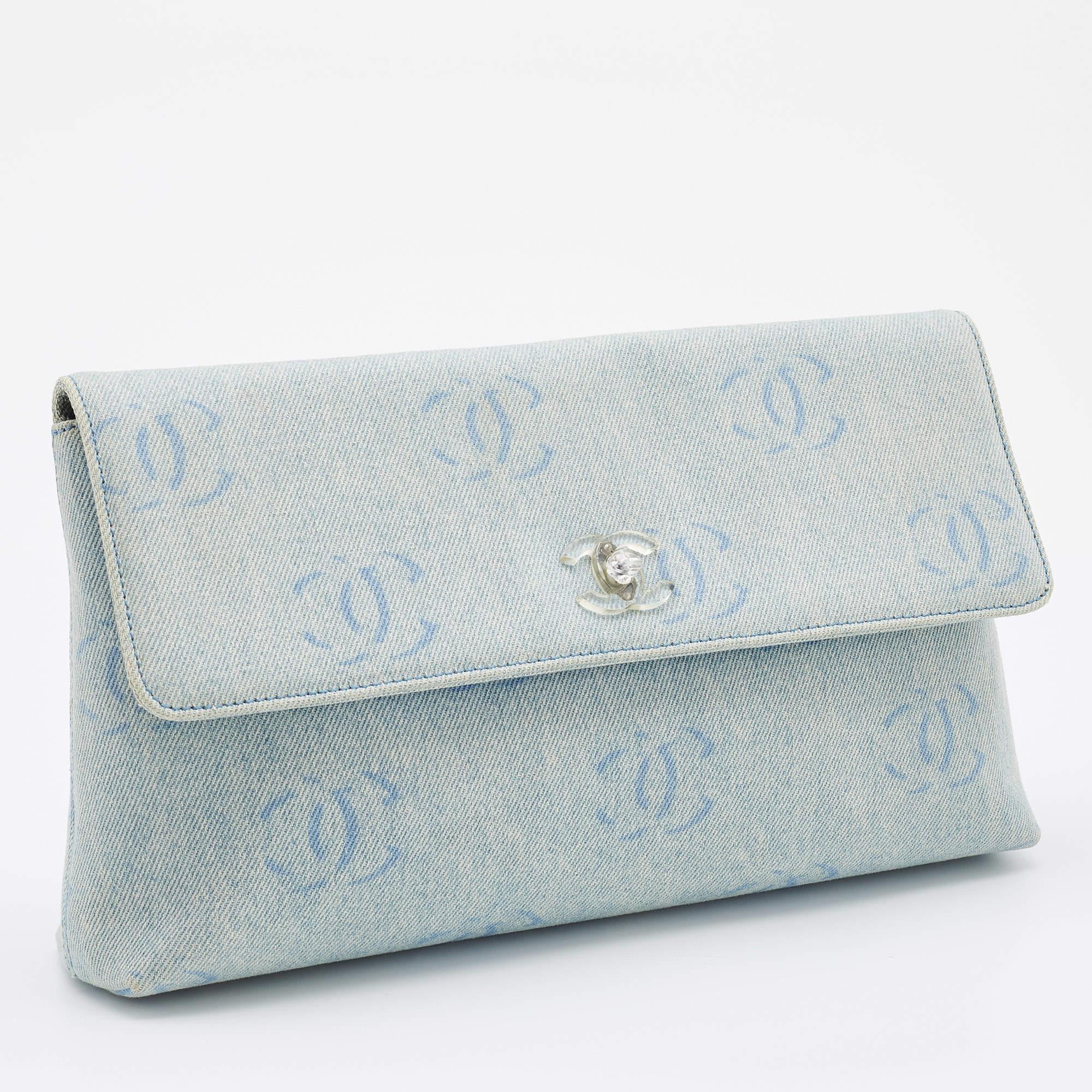 Chanel Blue CC Signature Denim Vintage Clutch In Good Condition In Dubai, Al Qouz 2