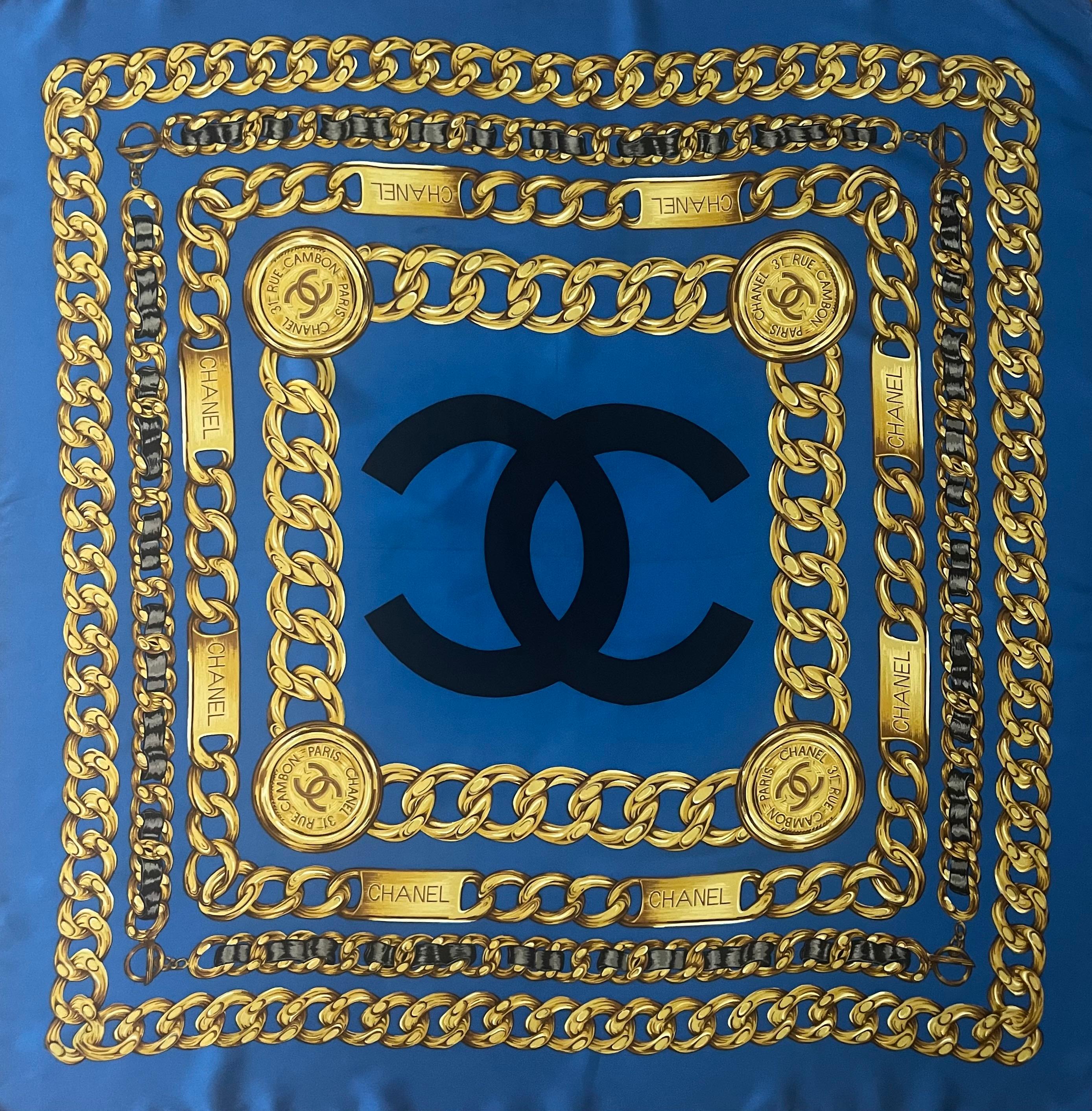 Sciarpa di seta a catena blu di Chanel. Questa bellissima sciarpa rappresenta perfettamente il perfezionismo del marchio quando si tratta di collane e cinture a catena. I colori si combinano perfettamente tra loro e daranno risalto a qualsiasi tuo